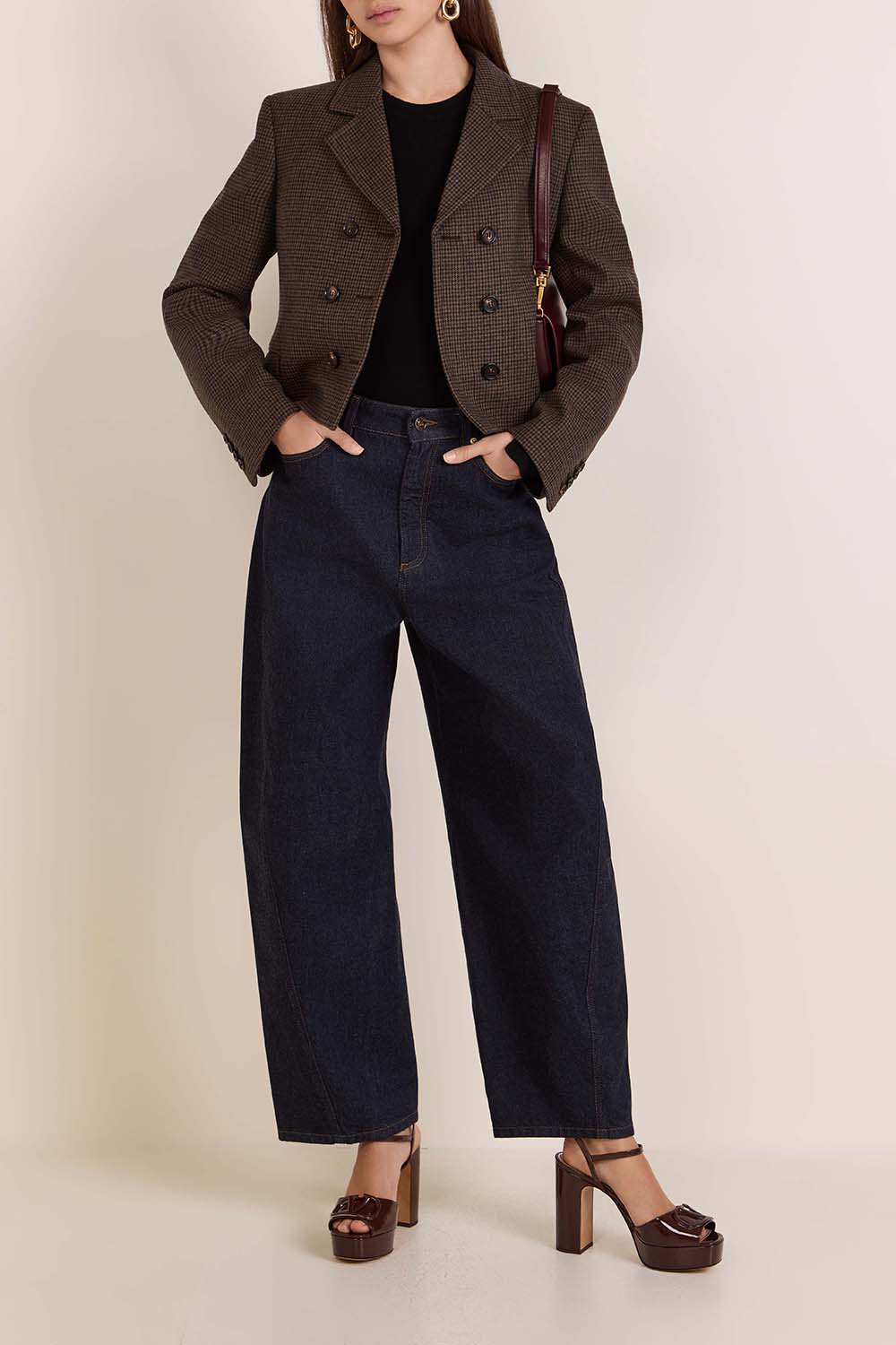 תמונת דוגמן קידמית של סנדלי פלטפורמה