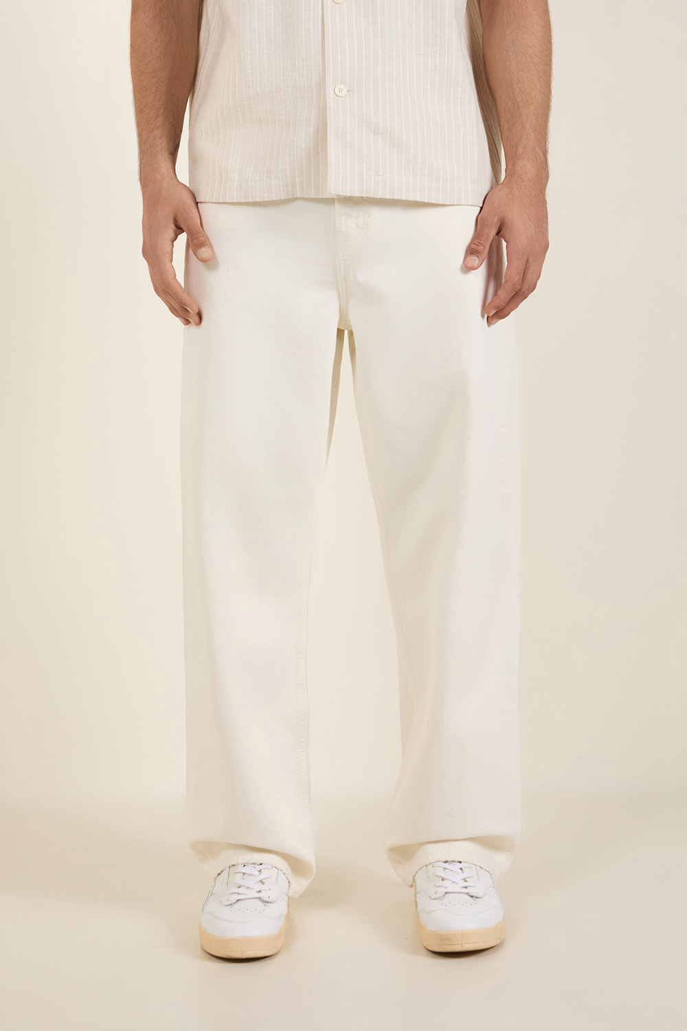 תמונת דוגמן קידמית של מכנסי ג'ינס בגזרה מתרחבת