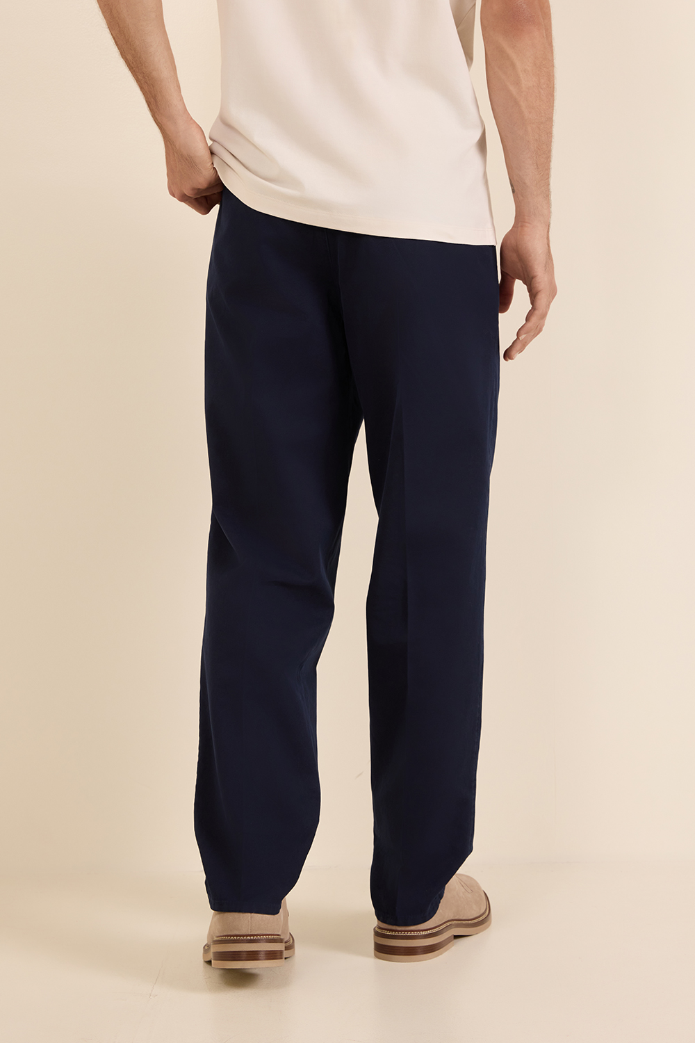 תמונת דוגמן אחורית של מכנסיים ארוכים נמוכים