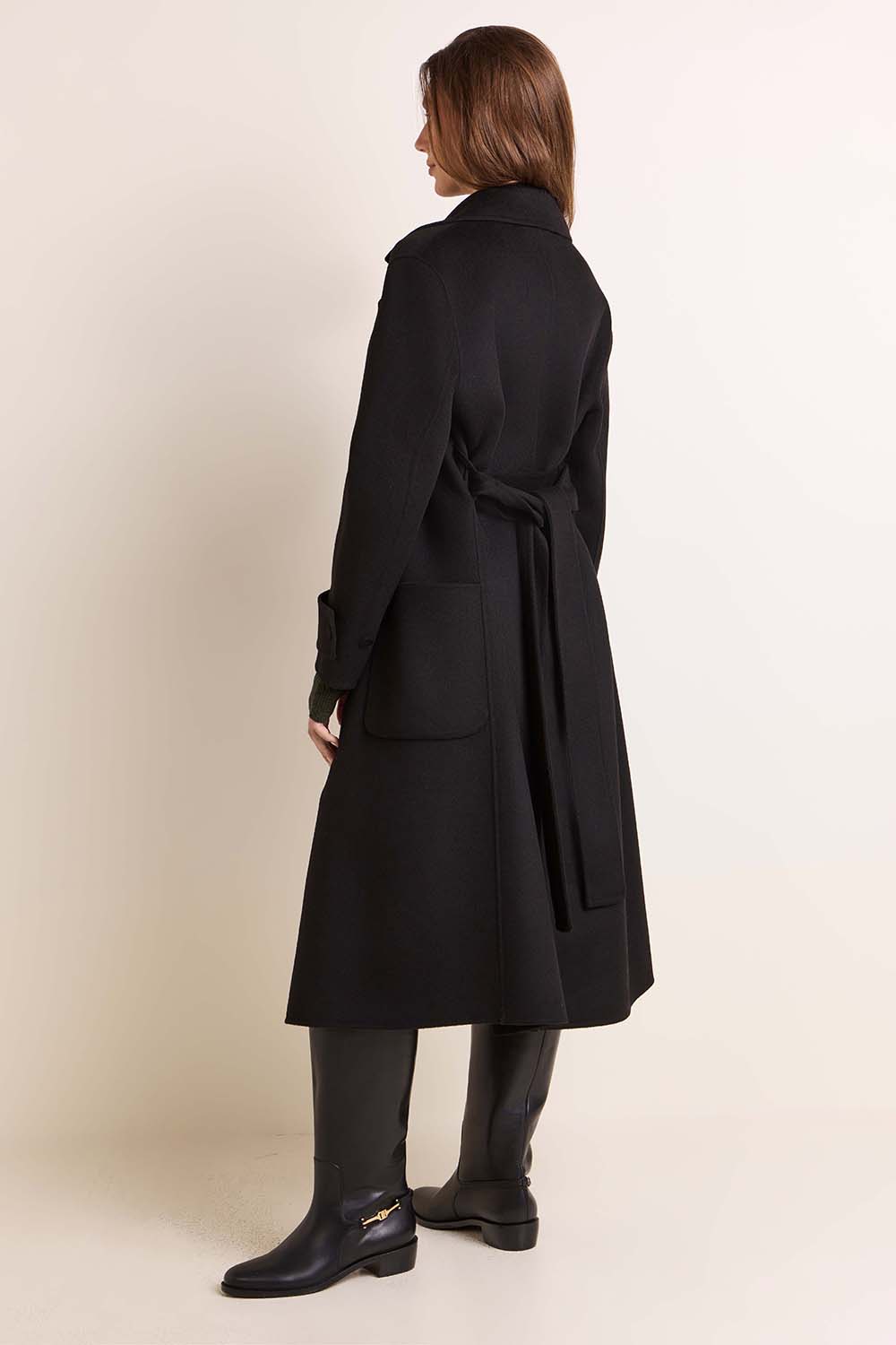 תמונת דוגמן אחורית של מעיל צמר וקשמיר