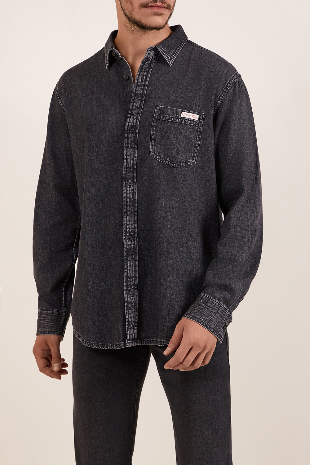 תמונת דוגמן קידמית של חולצת כפתורים ג'ינס