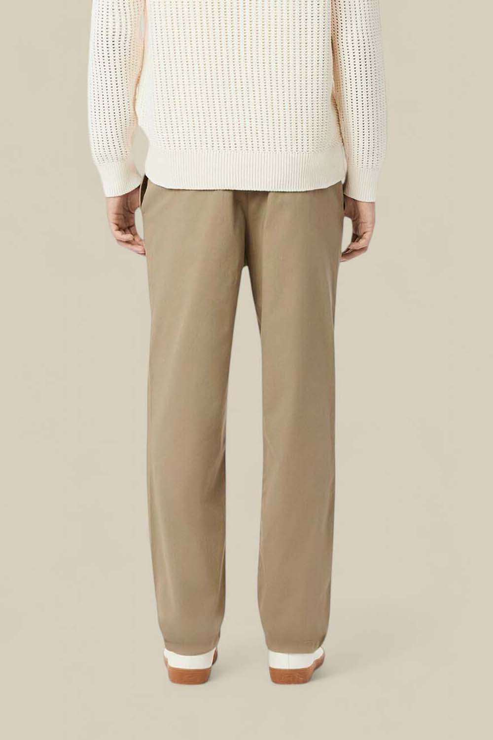 תמונת דוגמן אחורית של מכנסי צ'ינו