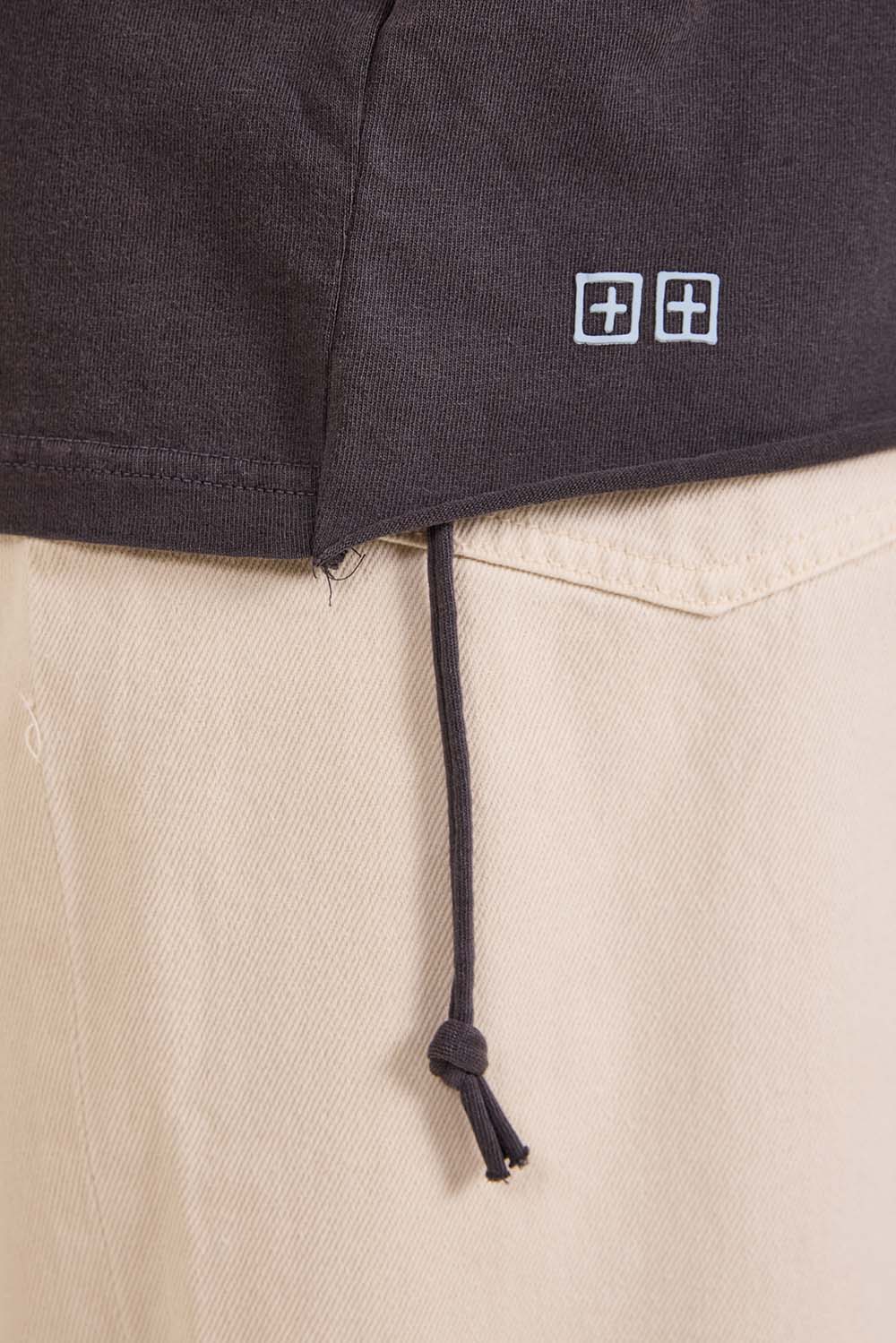 תמונת דוגמן אחורית של חולצת טי