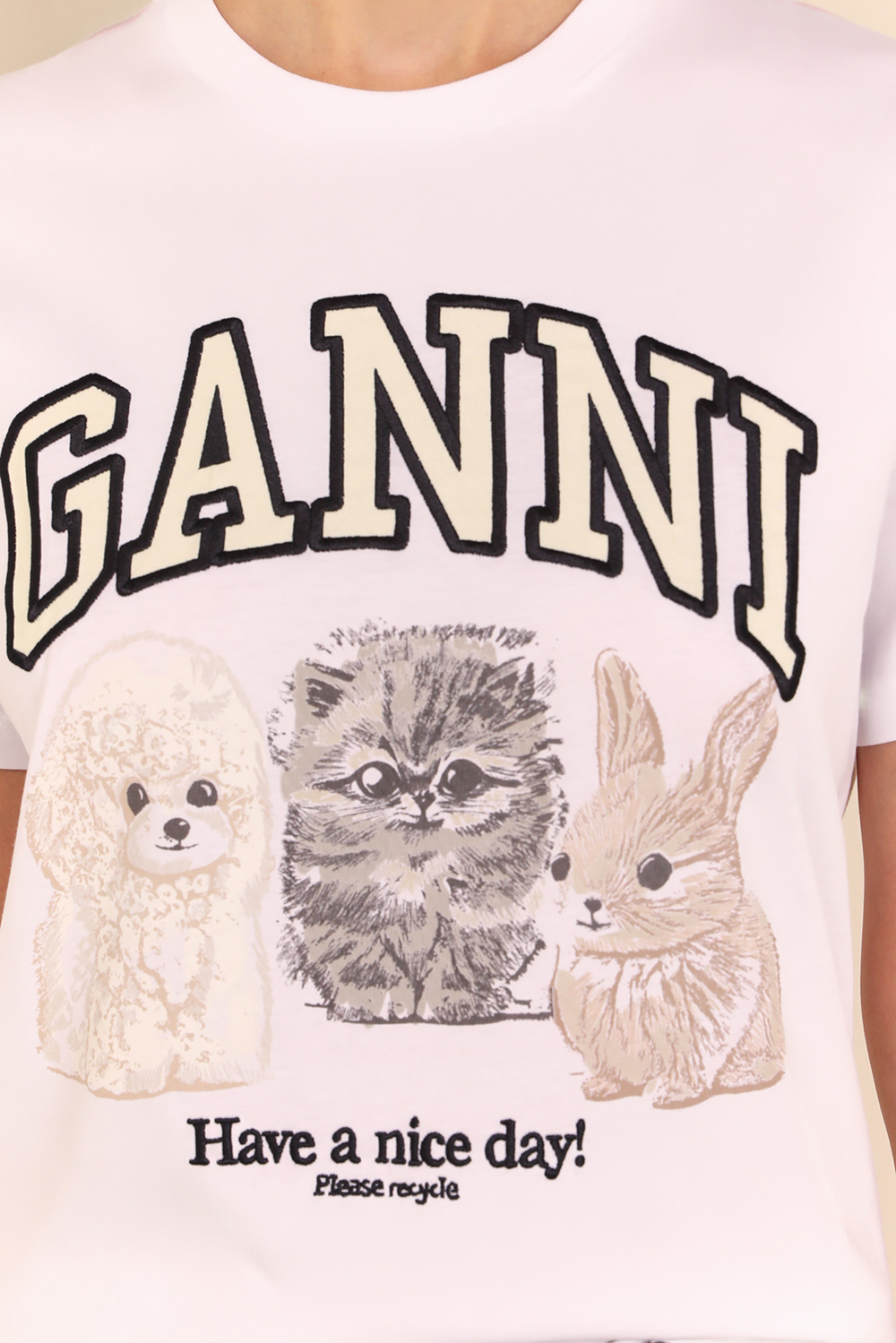 תמונת תקריב דוגמן של חולצת טי משוחררת