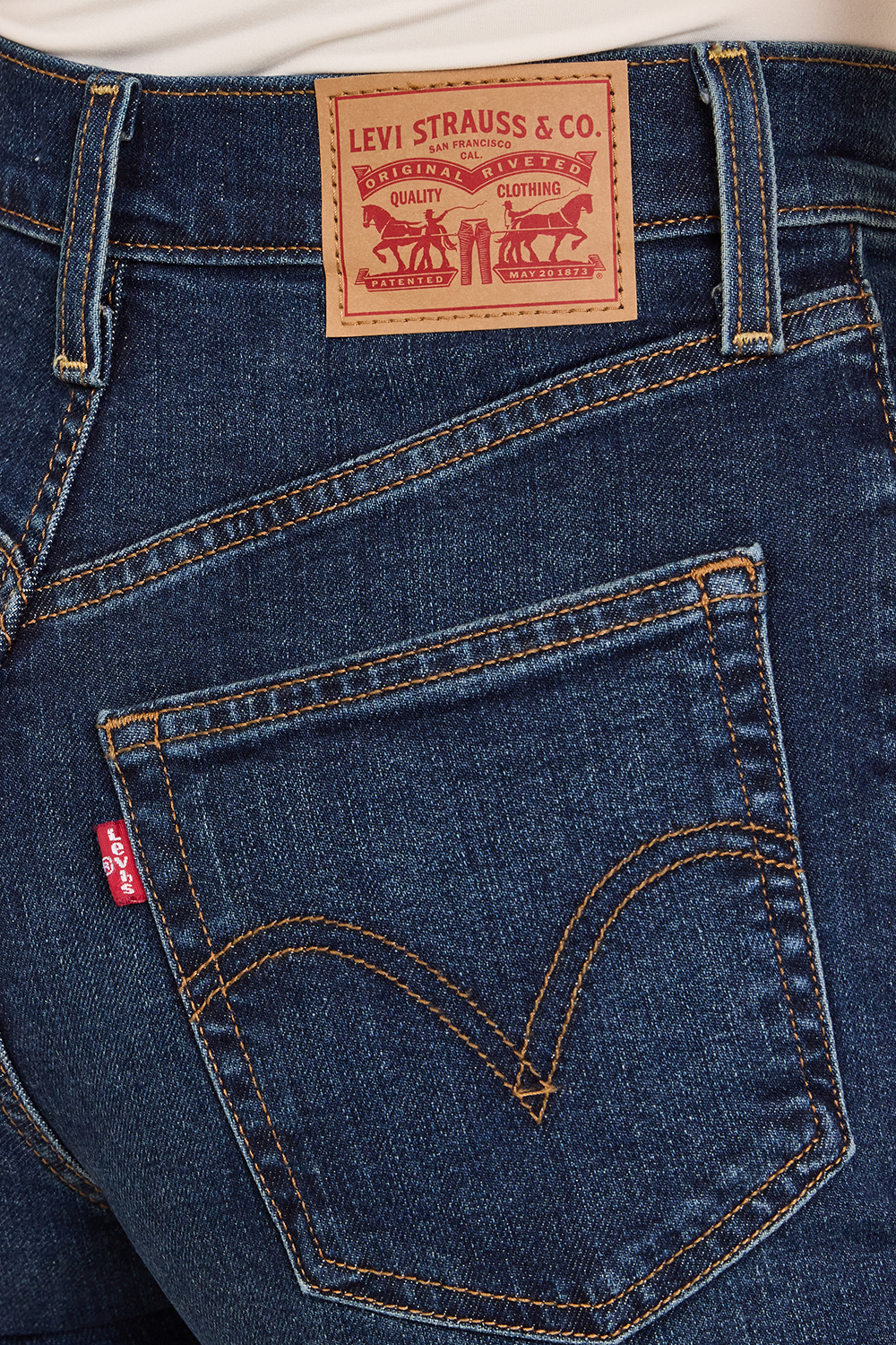 תמונת תקריב דוגמן של מכנסי ג'ינס בגזרה ישרה