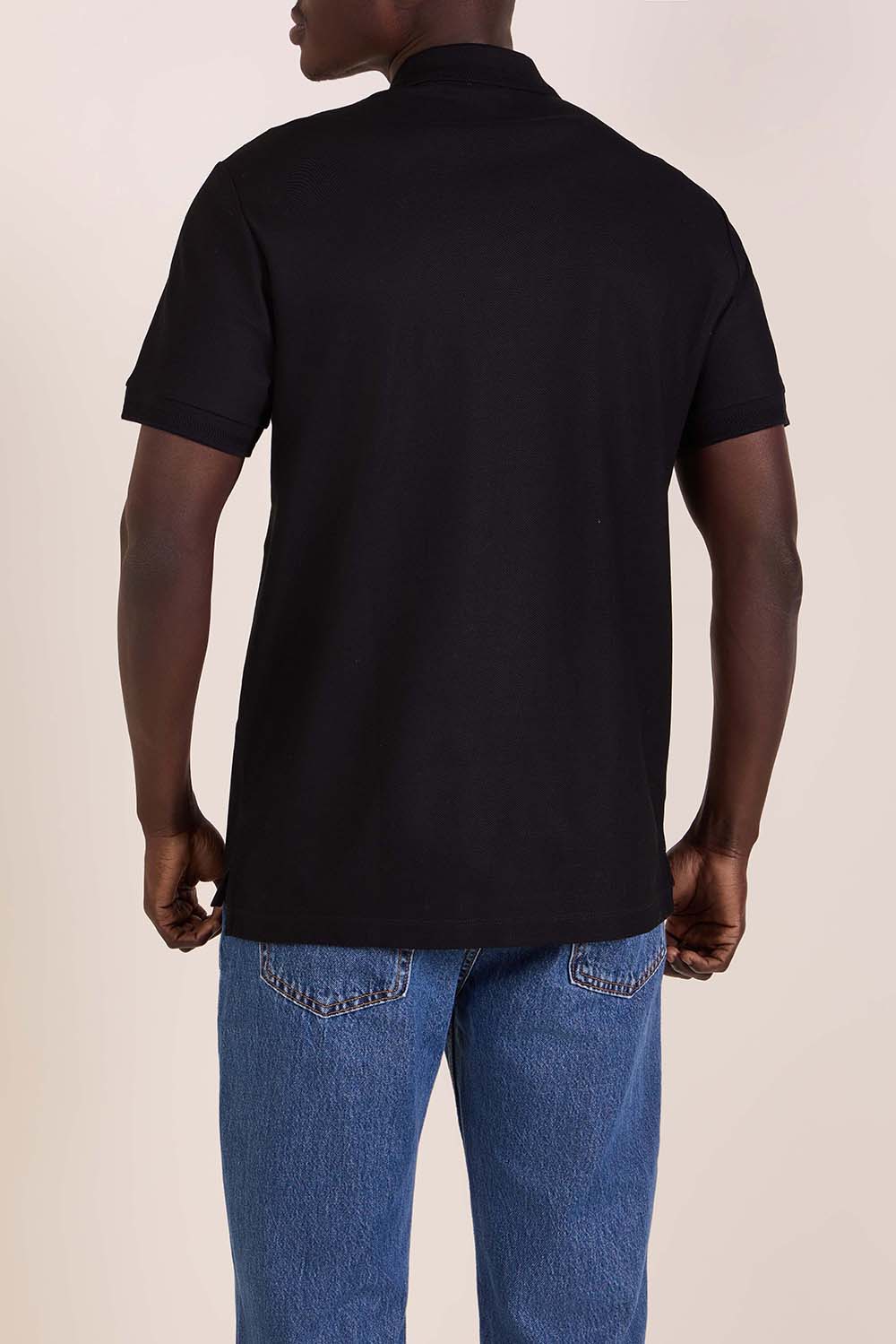 תמונת דוגמן אחורית של חולצת פולו קצרה