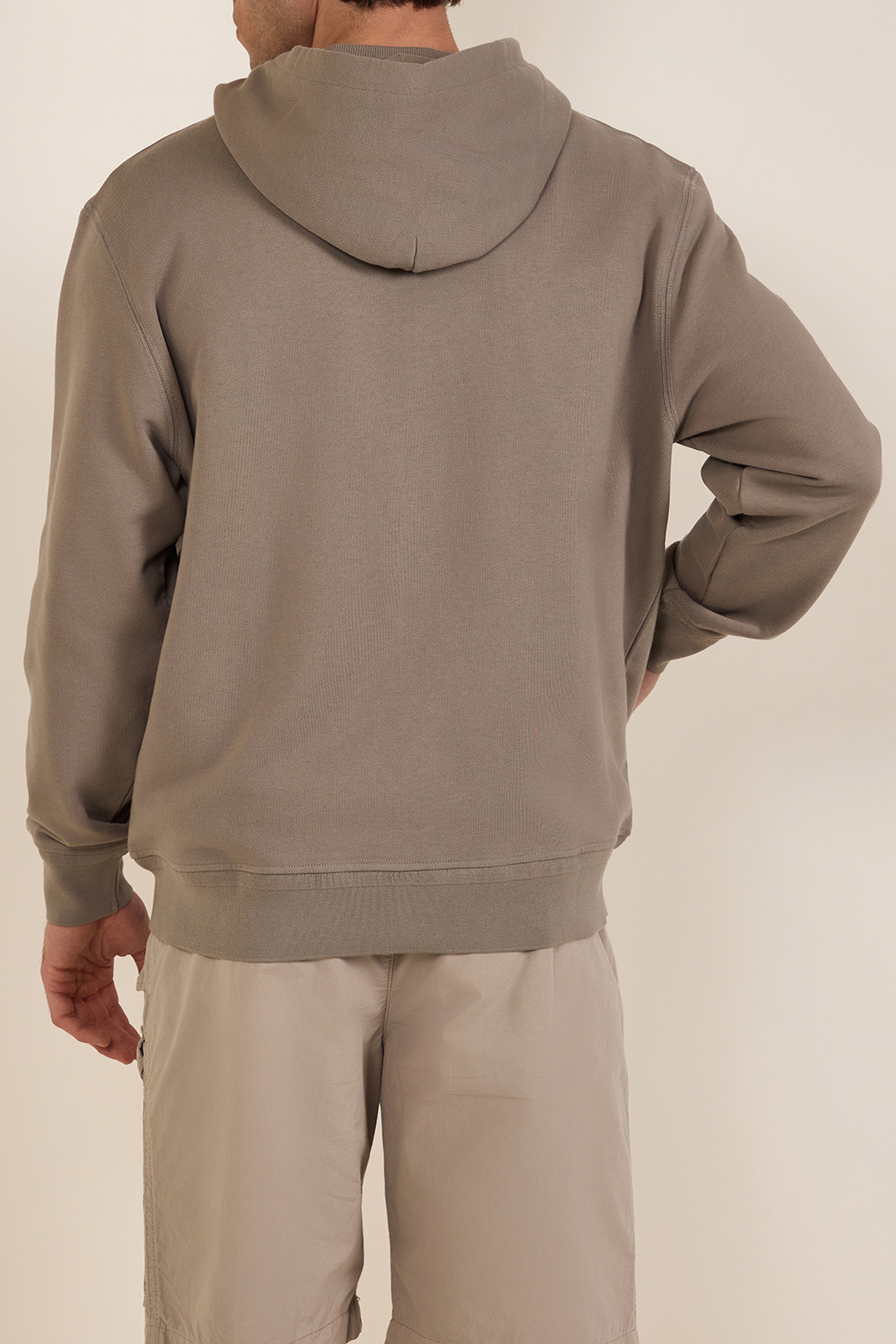 תמונת תקריב דוגמן של סווטשירט קפוצ'ון