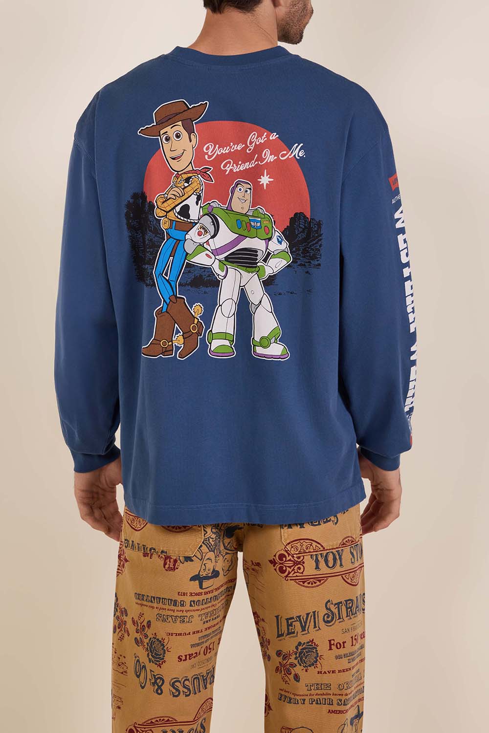 תמונת דוגמן אחורית של ליוויס X צעצוע של סיפור חולצת טי