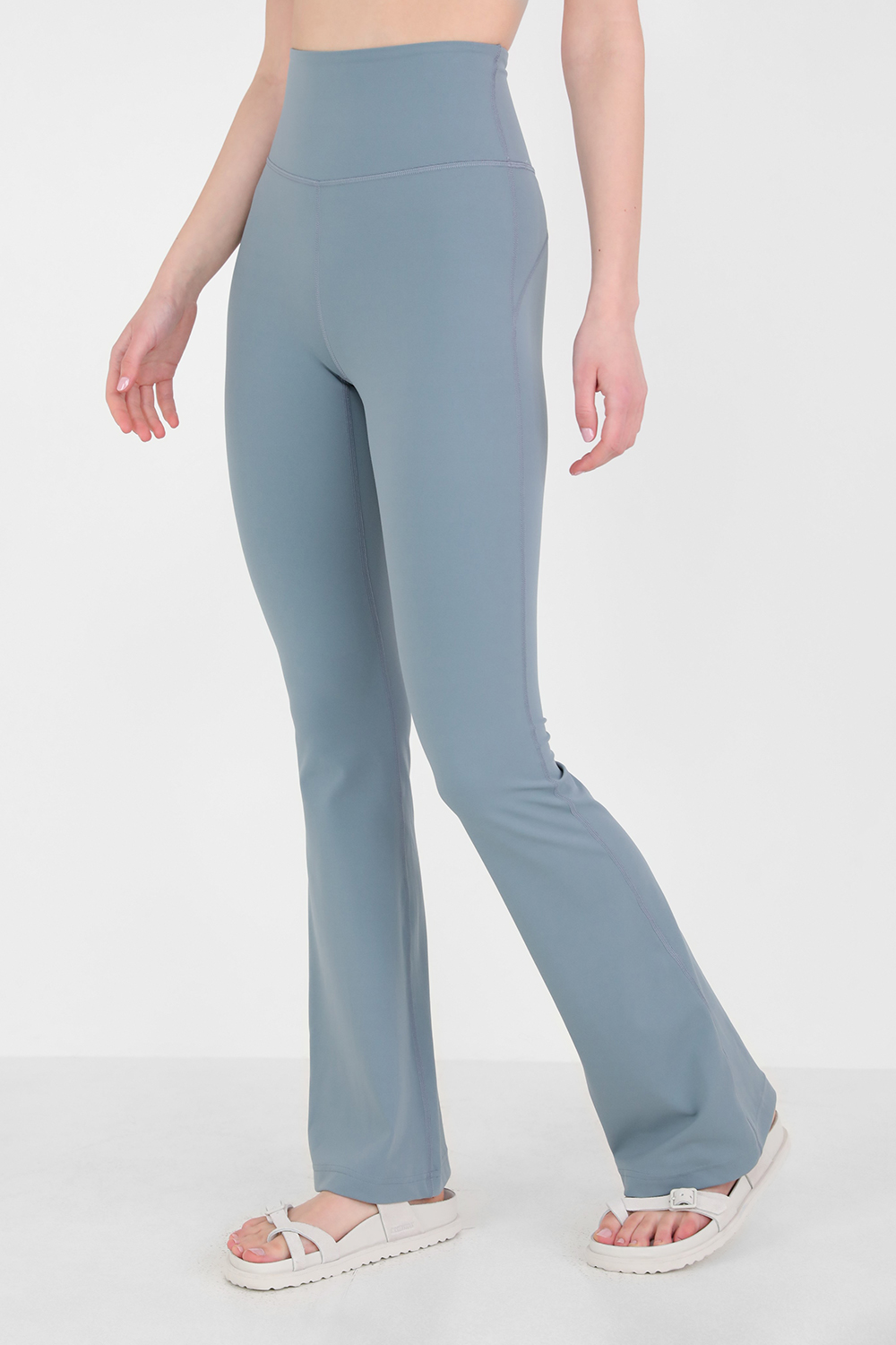 תמונת דוגמן קידמית של Groove Super-High-Rise Flared Pant