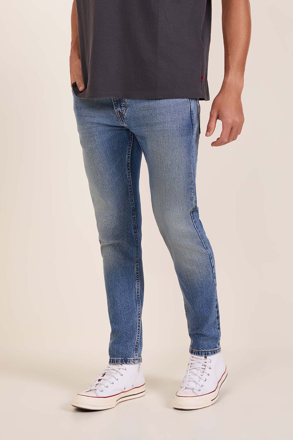 תמונת דוגמן קידמית של מכנסי ג'ינס סלים טאפר 512