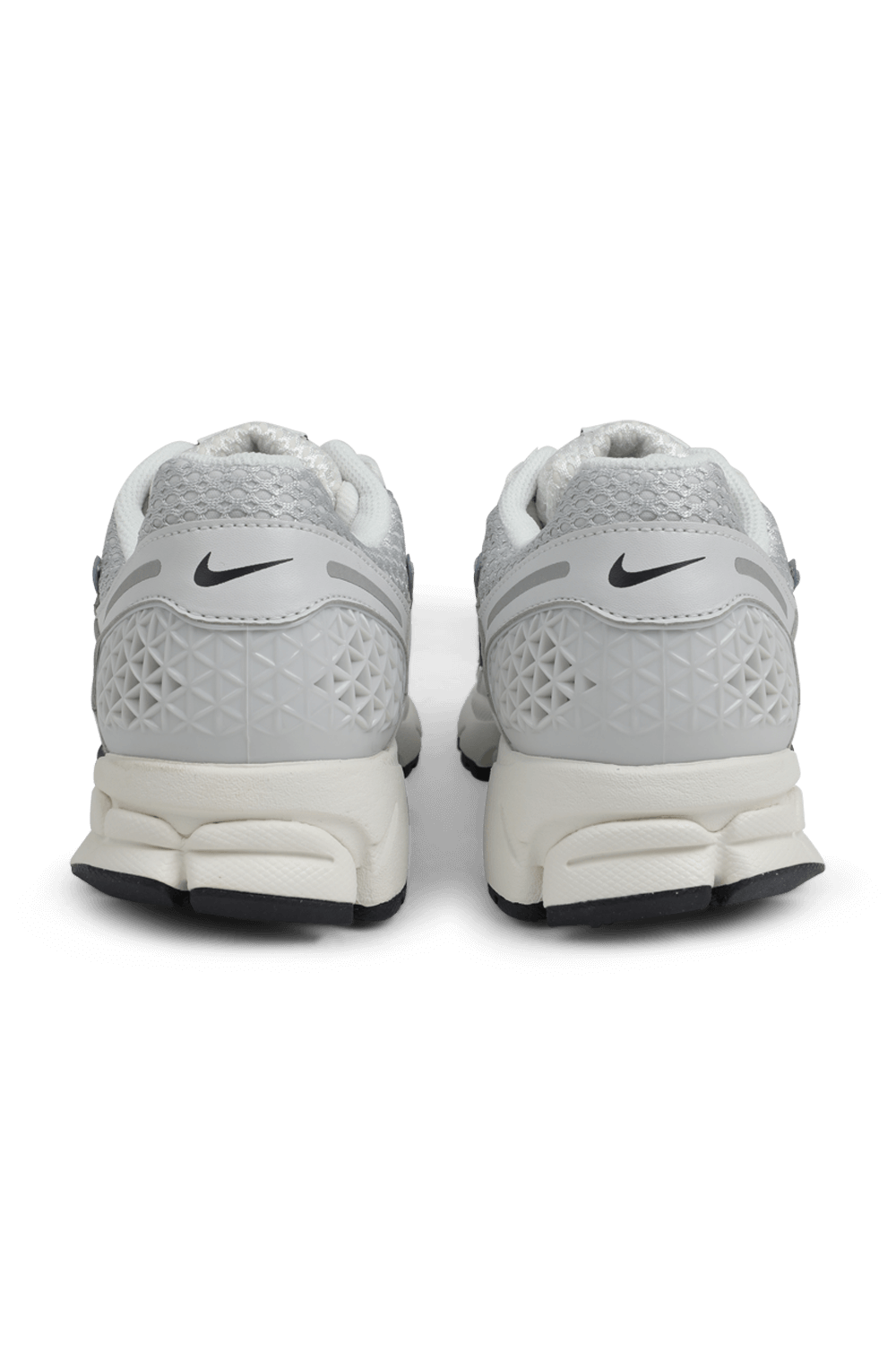 תמונת תקריב של נעלי סניקרס זום ומרו 5