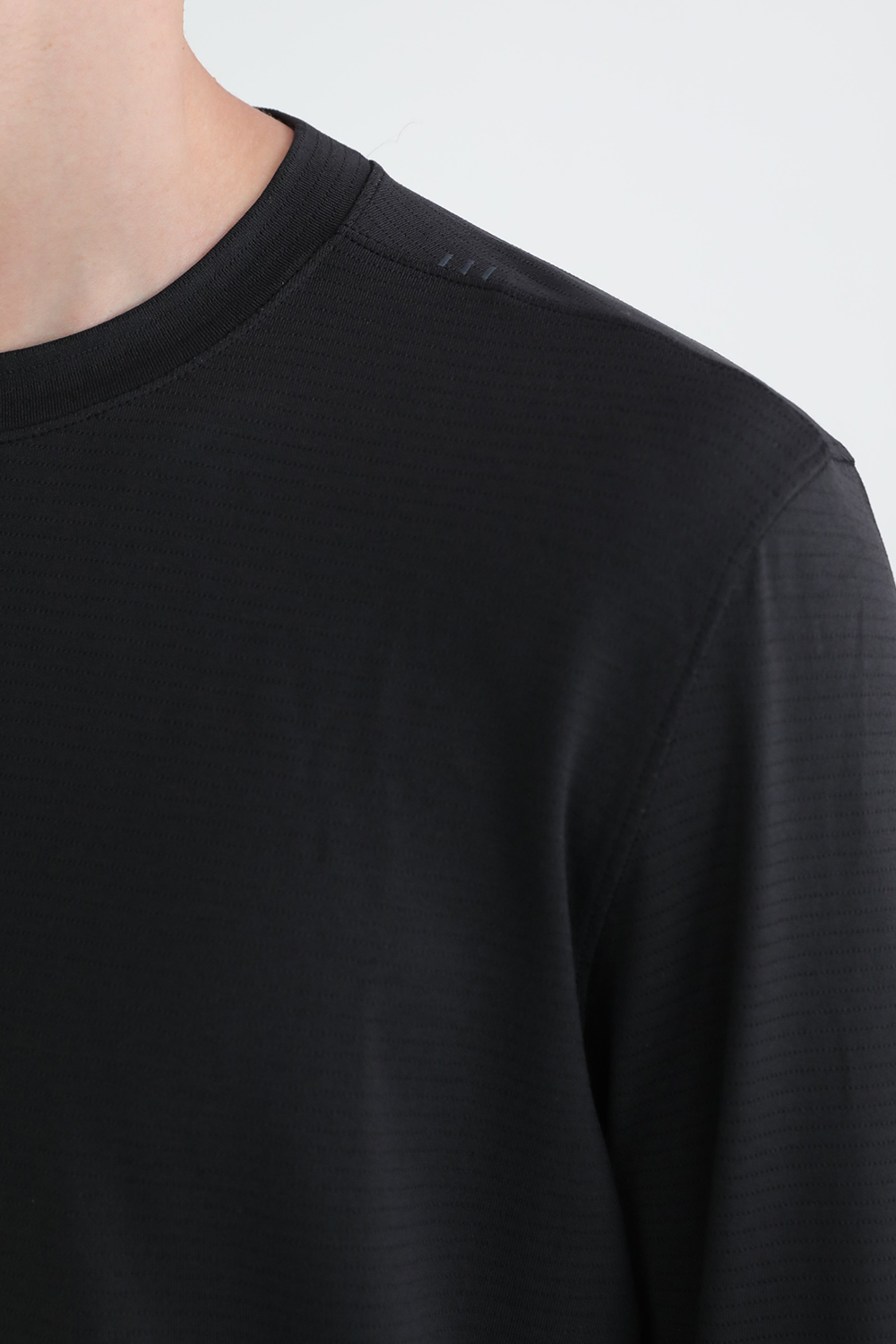 תמונת תקריב דוגמן של License to Train Relaxed Long-Sleeve