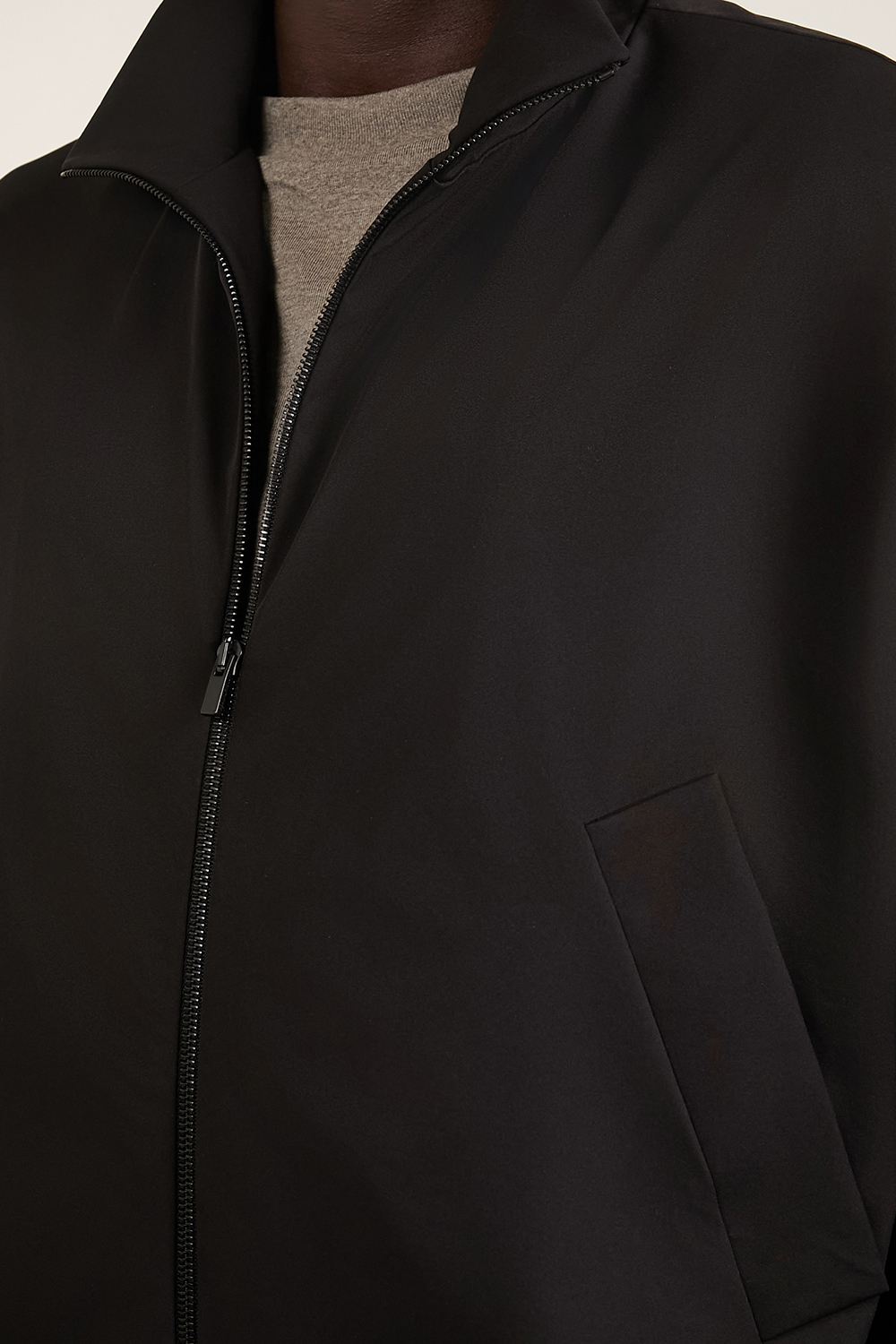 תמונת דוגמן אחורית של ז'קט רוח