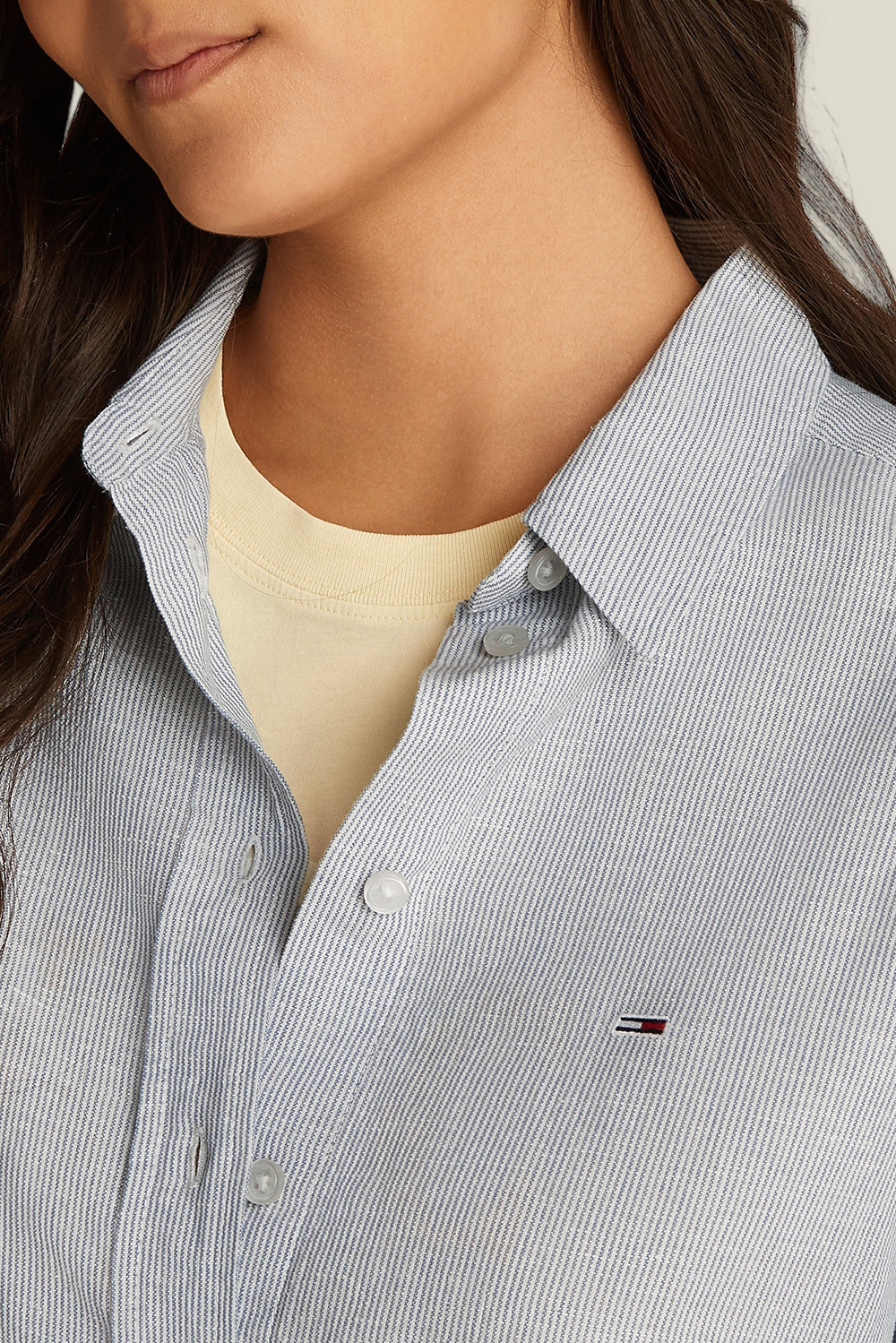 תמונת תקריב דוגמן של חולצת כפתורים