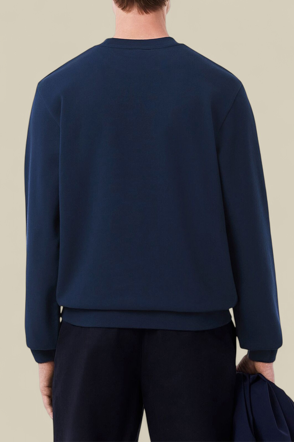 תמונת דוגמן אחורית של סווטשירט