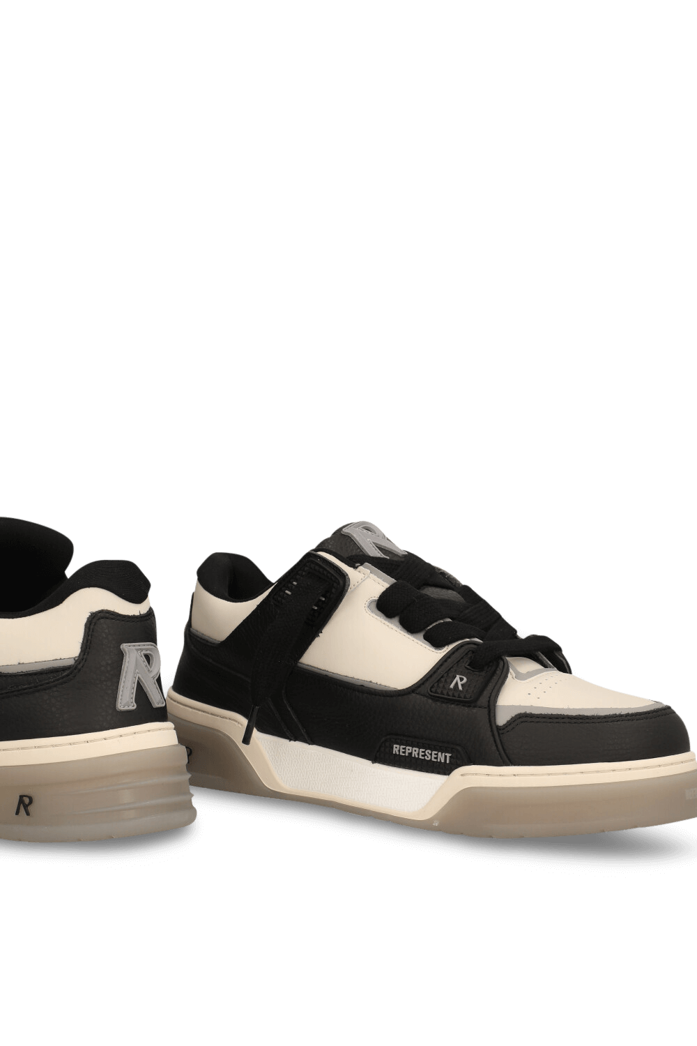 תמונת תקריב של נעלי סניקרס סטודיו