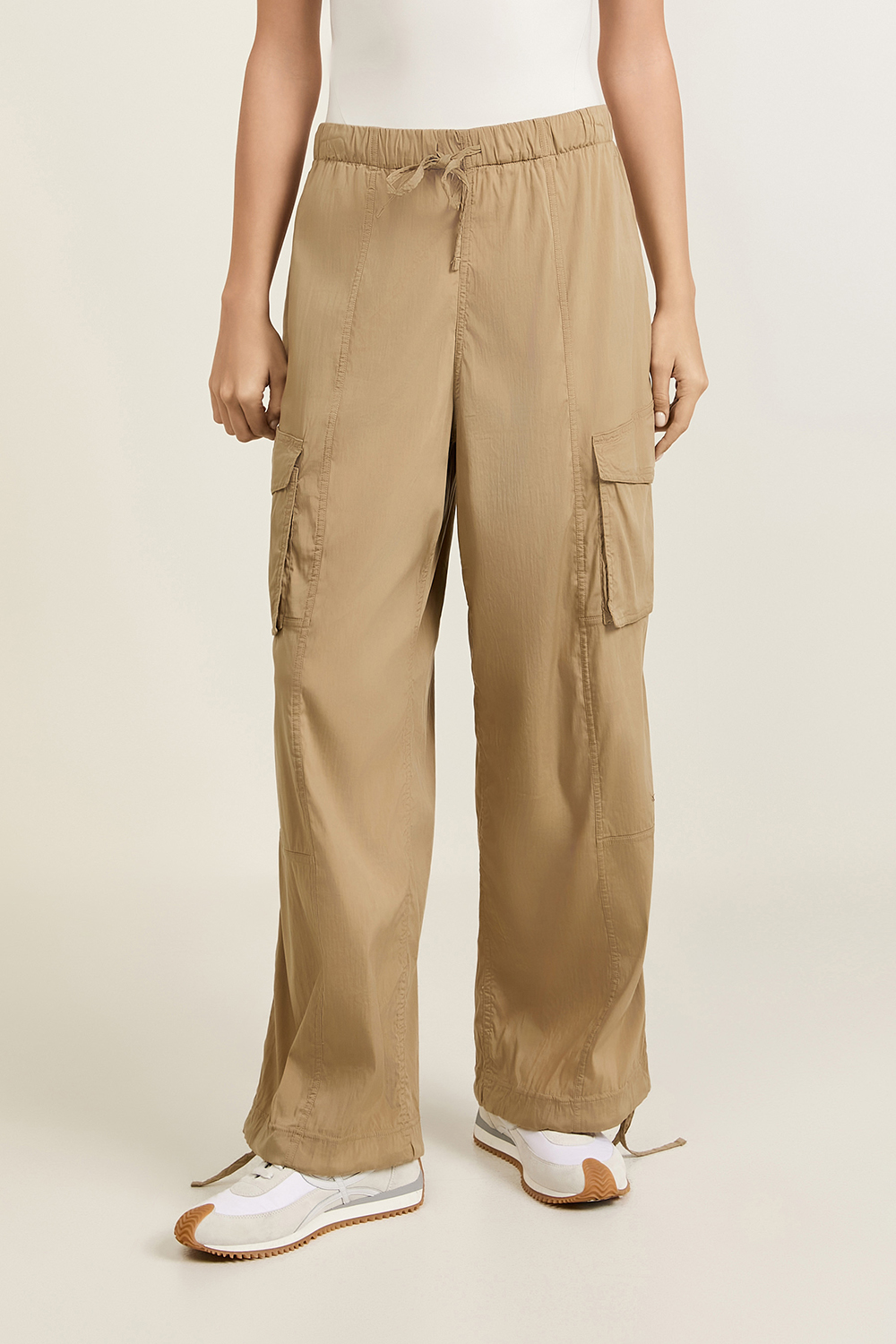 תמונת דוגמן קידמית של Lightweight Adjustable Mid-Rise Cargo Pant