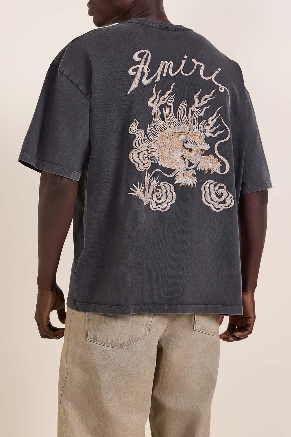 תמונת דוגמן אחורית של חולצת טי אוברסייז