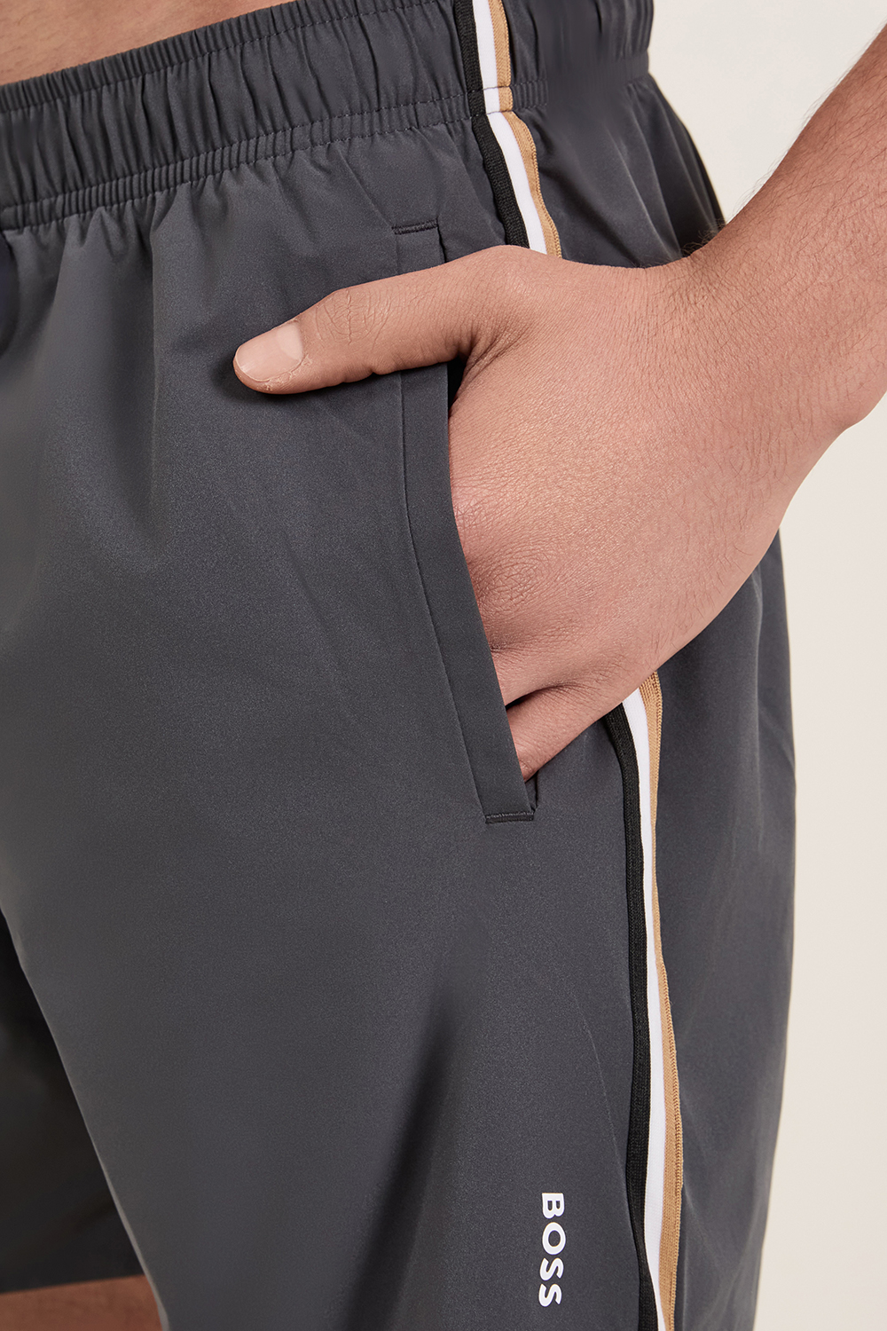 תמונת תקריב דוגמן של מכנסי בגד ים