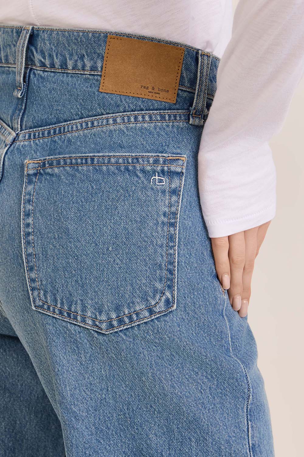 תמונת תקריב דוגמן של מכנסי ג'ינס בגזרה ישרה