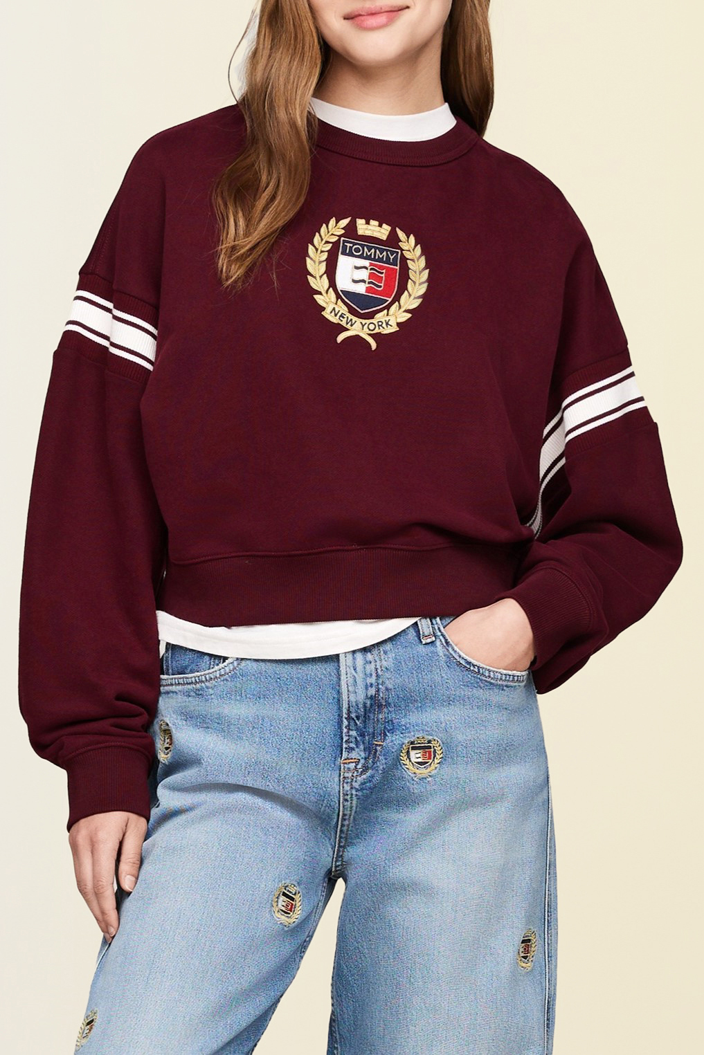 תמונת דוגמן קידמית של סווטשירט עם צווארון מעוגל