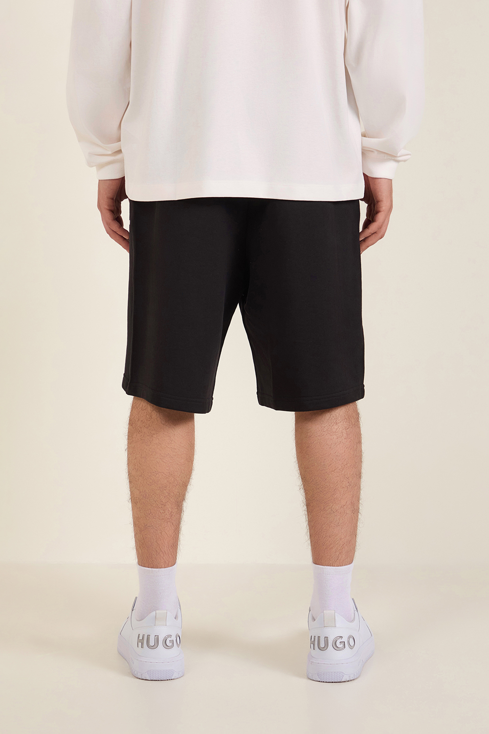 תמונת דוגמן אחורית של מכנסי ברמודה