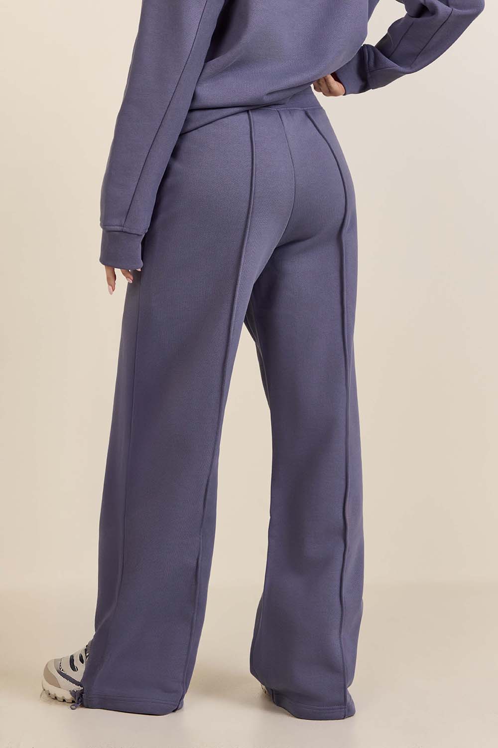 תמונת דוגמן אחורית של מכנסי ג'וגר