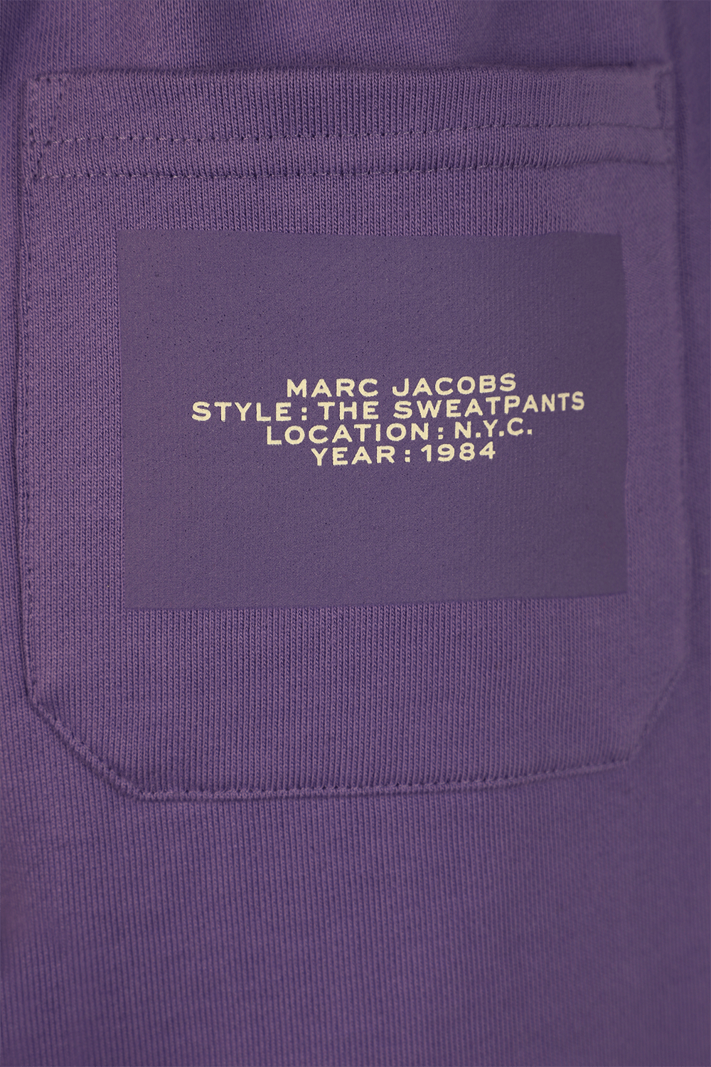 תמונה אחורית של מכנסי טרנינג בגוון סגול