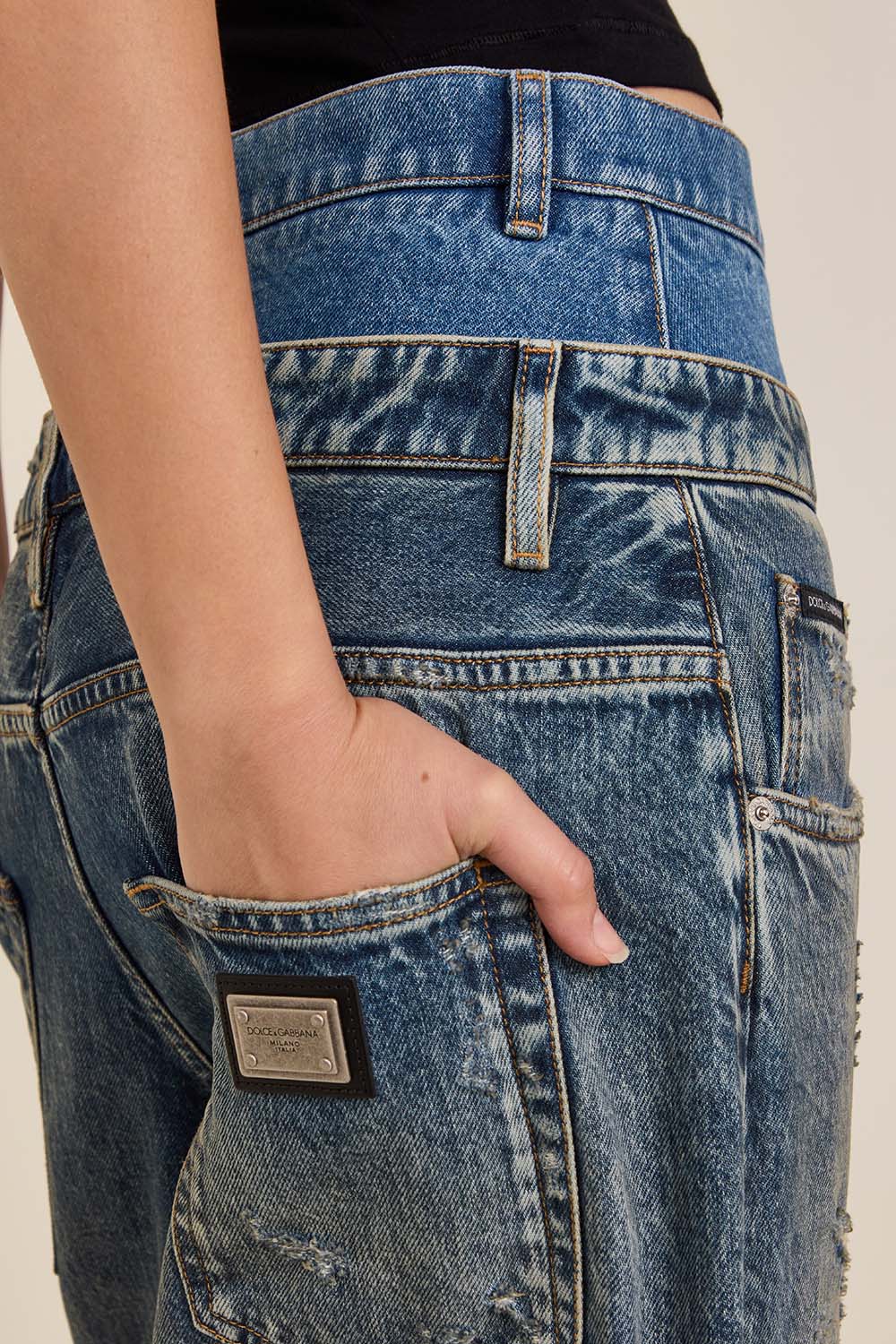 תמונת תקריב דוגמן של מכנסי ג'ינס במראה שכבות