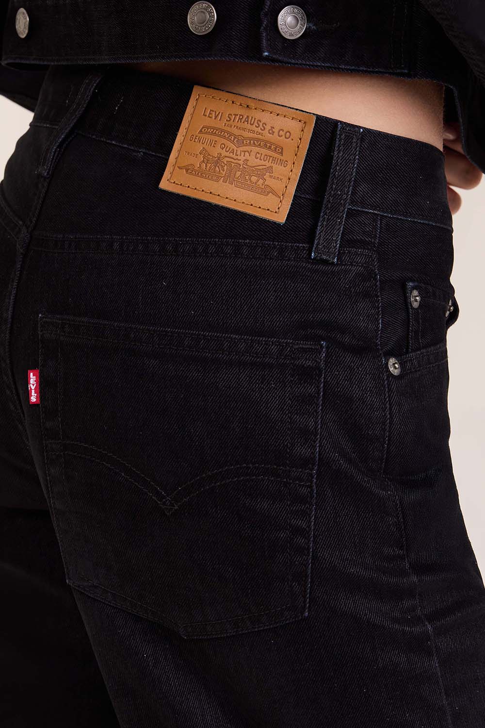 תמונת תקריב דוגמן של מכנסי ג'ינס באגי דאד בגזרה רחבה