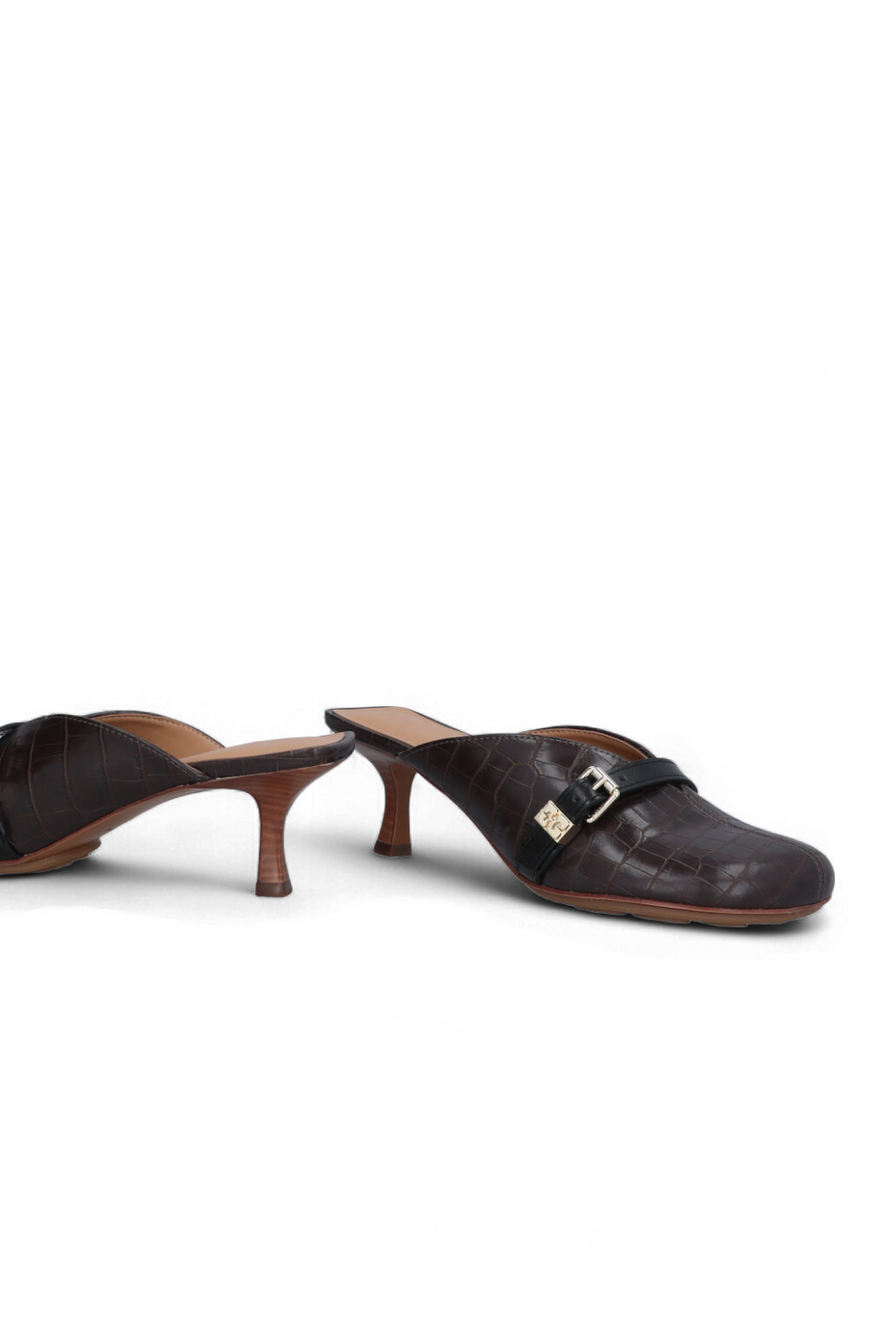 תמונת תקריב של נעלי מיולס עקב