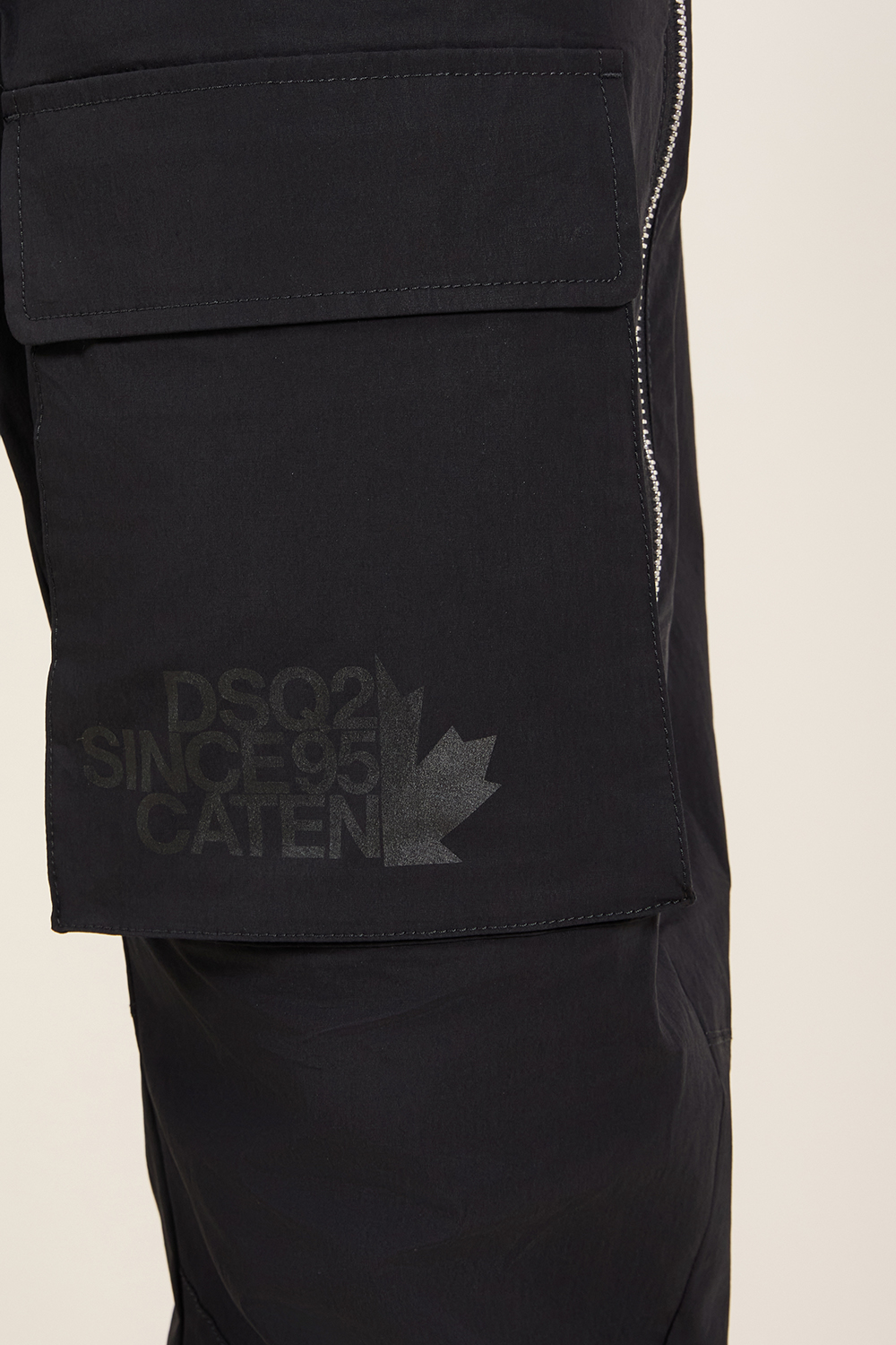 תמונת תקריב דוגמן של מכנסי ג'וג