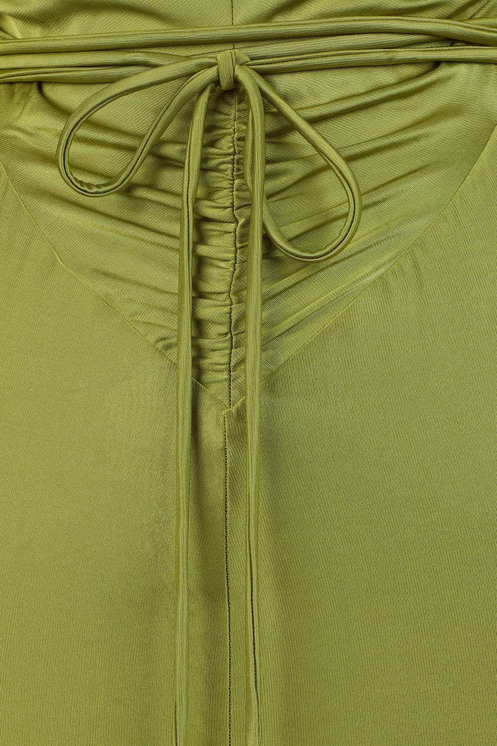 תמונת תקריב של שמלת מידי ירוקה עם גב פתוח