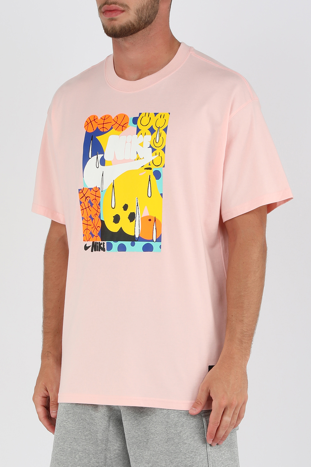 תמונת דוגמן קידמית של חולצת טי ספורטס וור עם פרינט לוגומאני