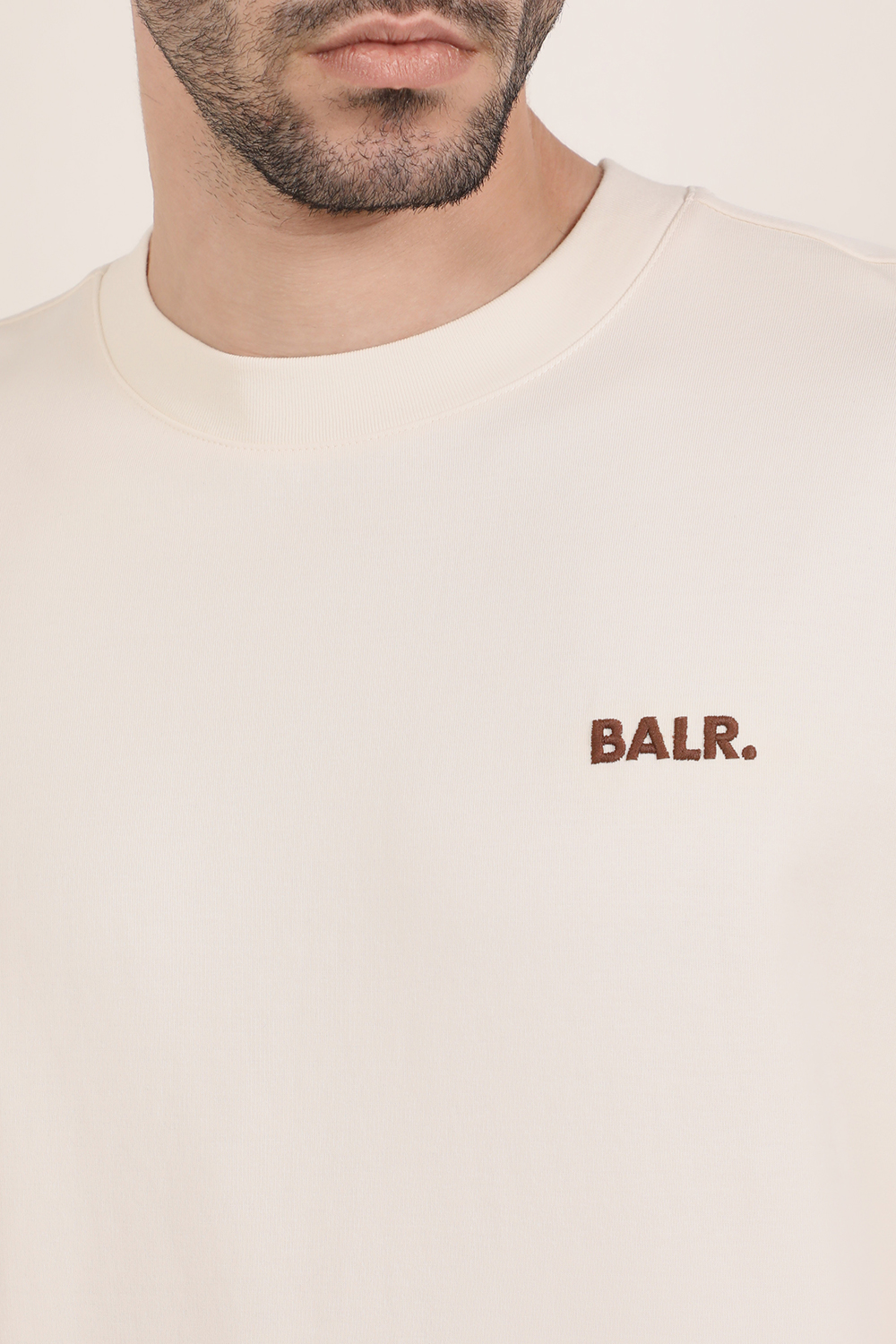 תמונת תקריב דוגמן של חולצת טי אוברסייז