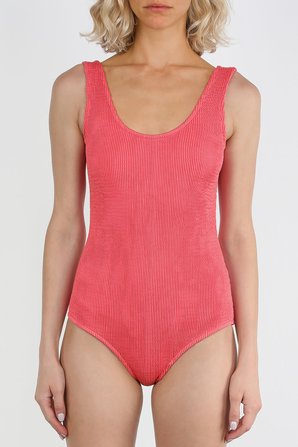 תמונת דוגמן קידמית של בגד ים שלם עם גב מעוגל