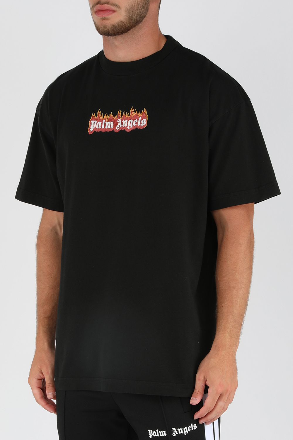 תמונת דוגמן קידמית של חולצת טי קצרה עם הדפס לוגו