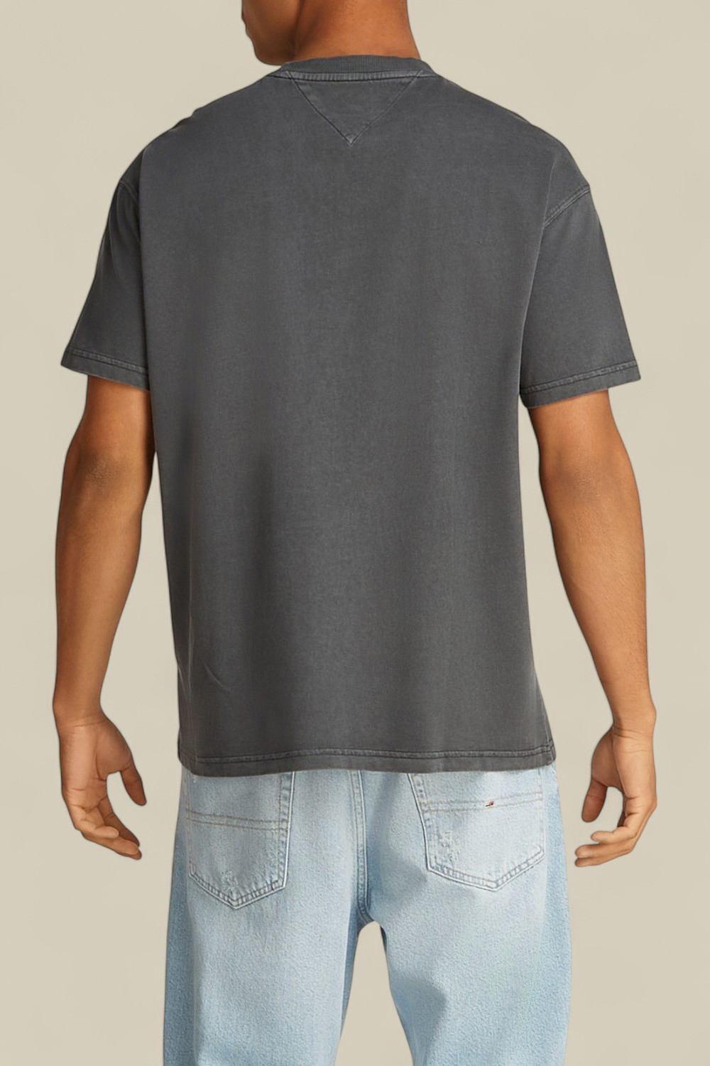 תמונת דוגמן אחורית של חולצת טי