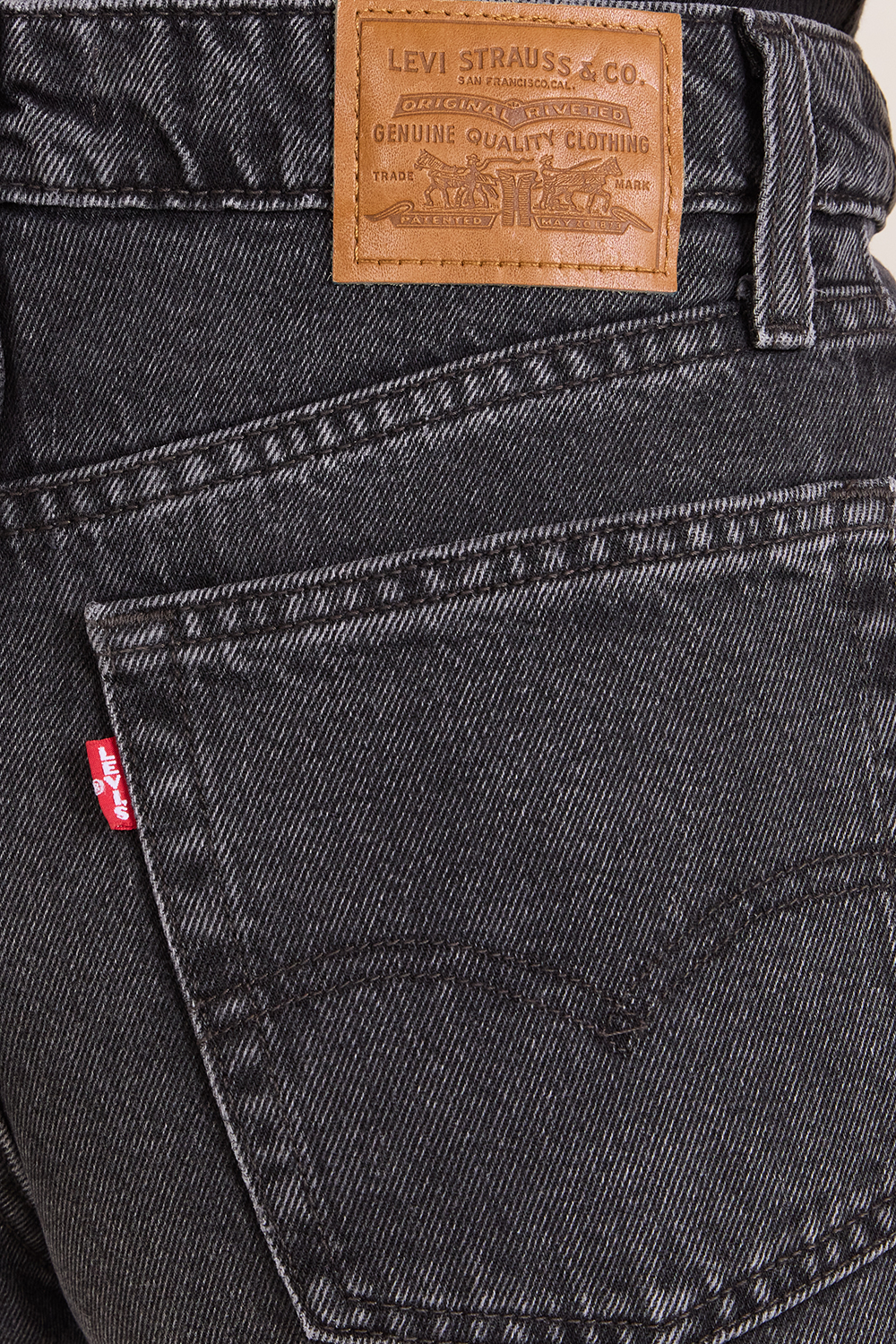 תמונת תקריב דוגמן של מכנסי ג'ינס בלון בגזרה משוחררת