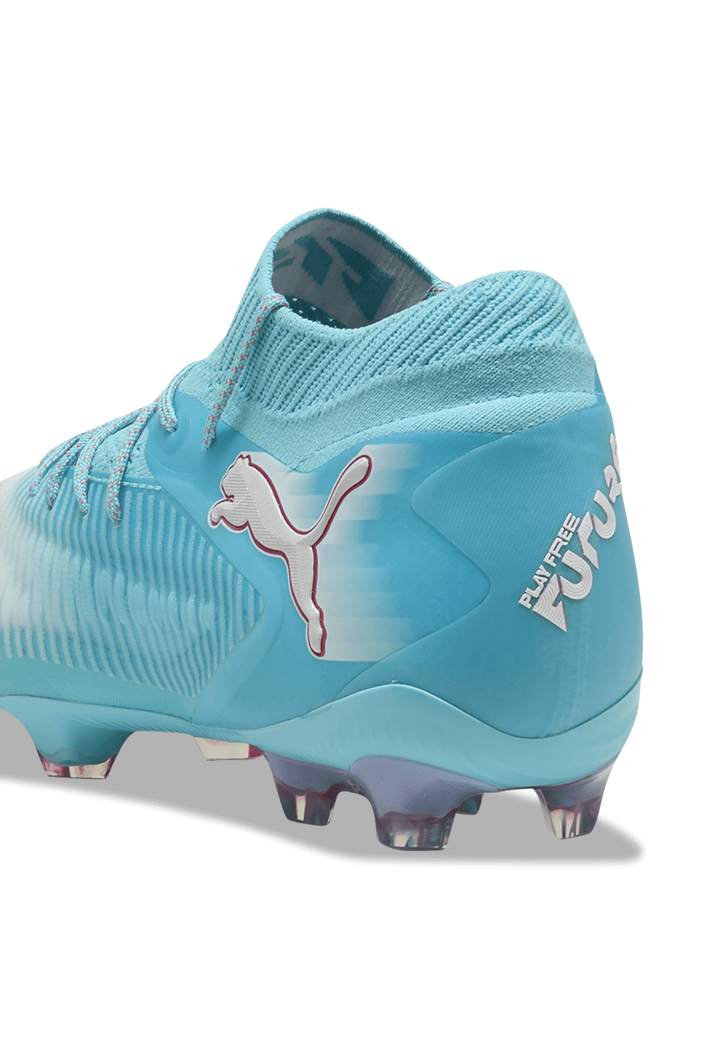 תמונת תקריב של נעלי כדורגל פיוצ'ר 8