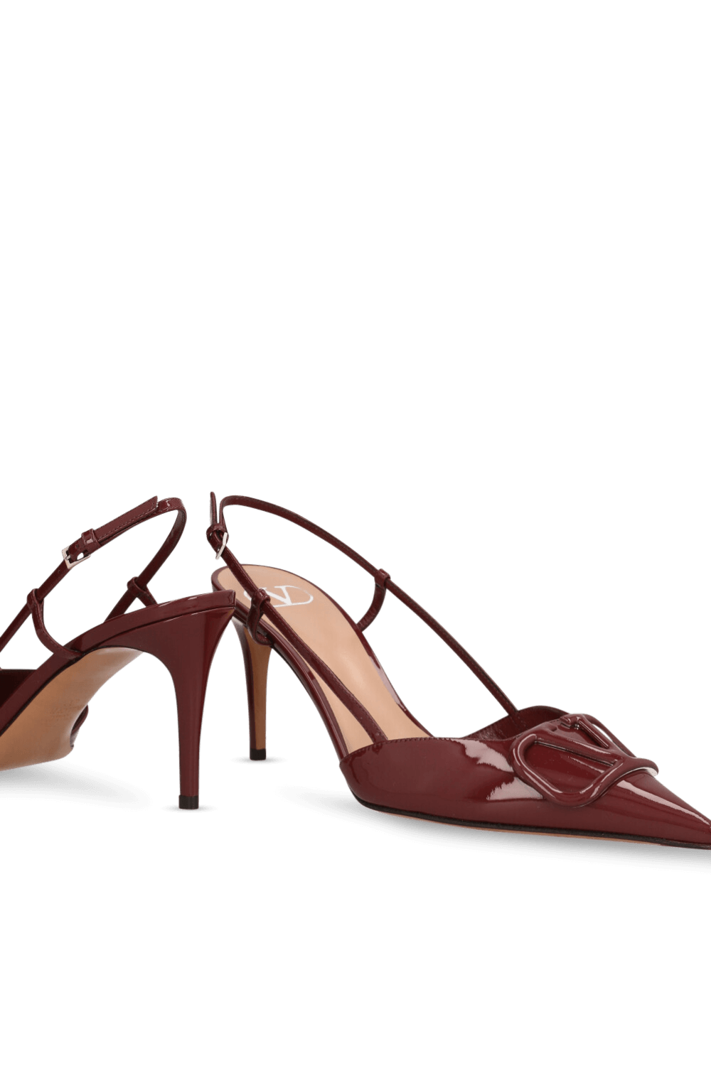 תמונת תקריב של נעלי עקב סלינג בק