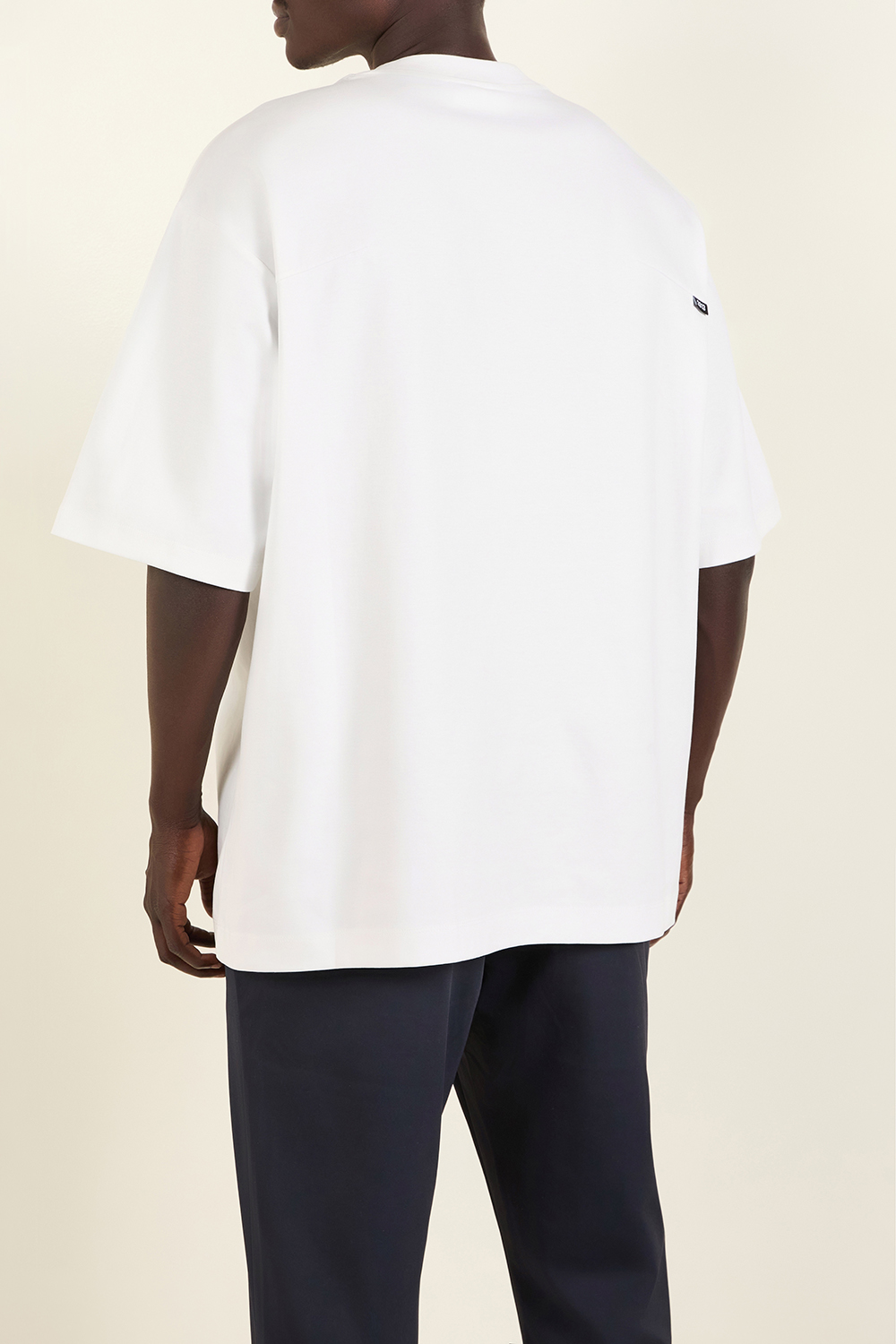 תמונת דוגמן אחורית של חולצת טי אוברסייז