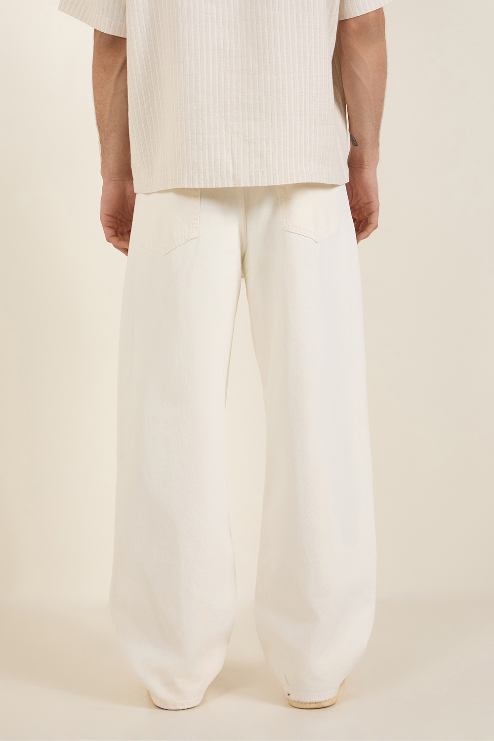 תמונת דוגמן אחורית של מכנסי ג'ינס בגזרה מתרחבת