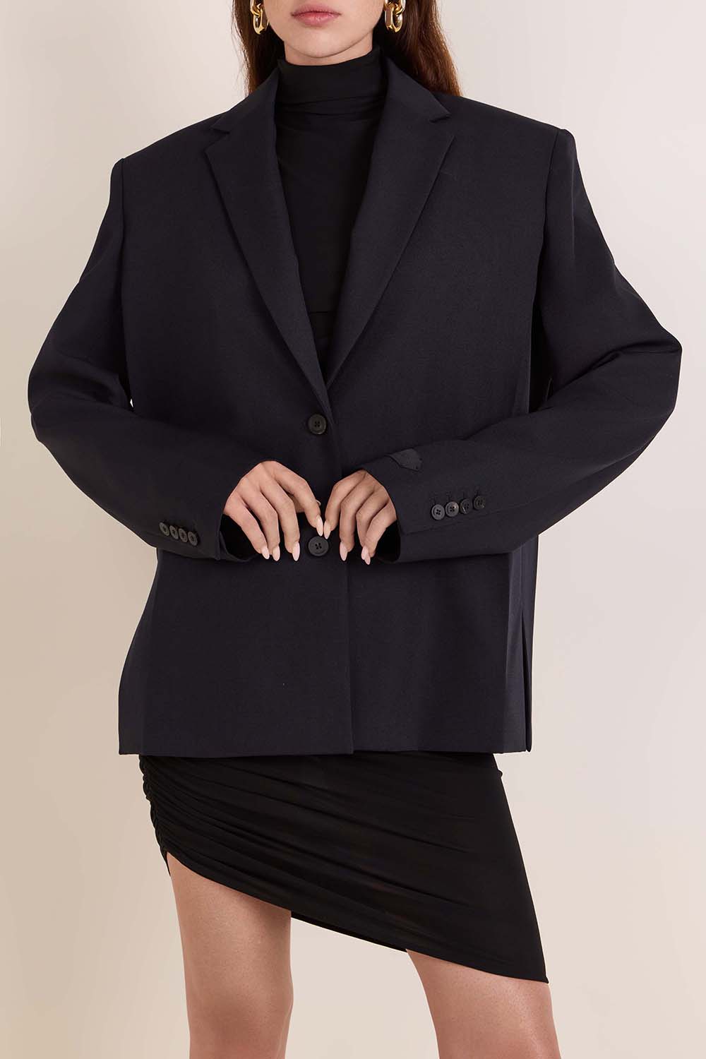 תמונת דוגמן קידמית של בלייזר מחויט