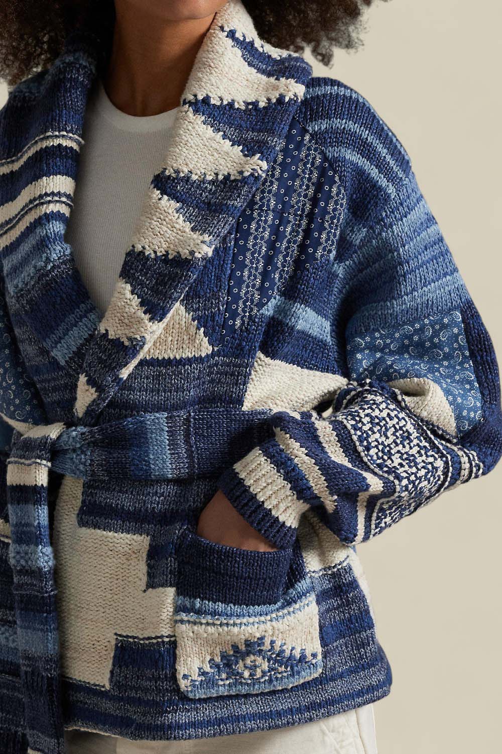 תמונת תקריב דוגמן של קרדיגן