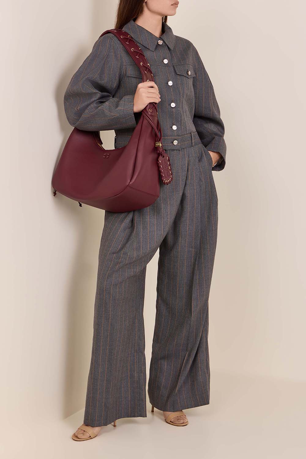 תמונת דוגמן קידמית של תיק הובו מדיום