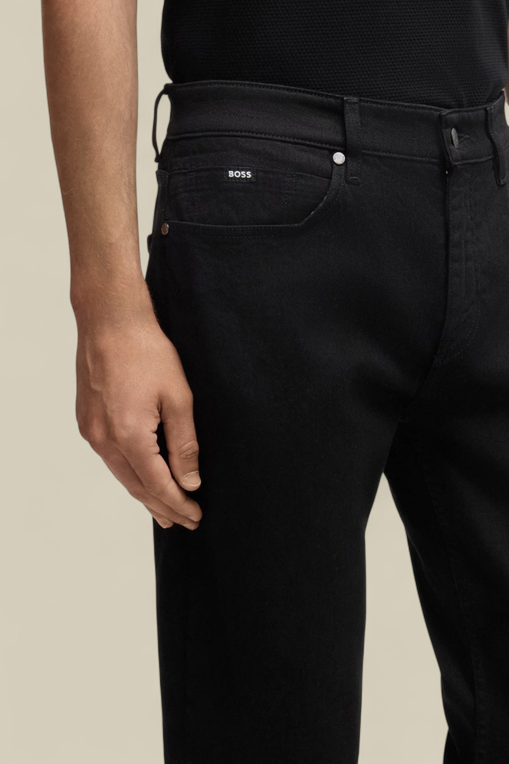 תמונת תקריב דוגמן של מכנסי ג'ינס בגזרה ישרה