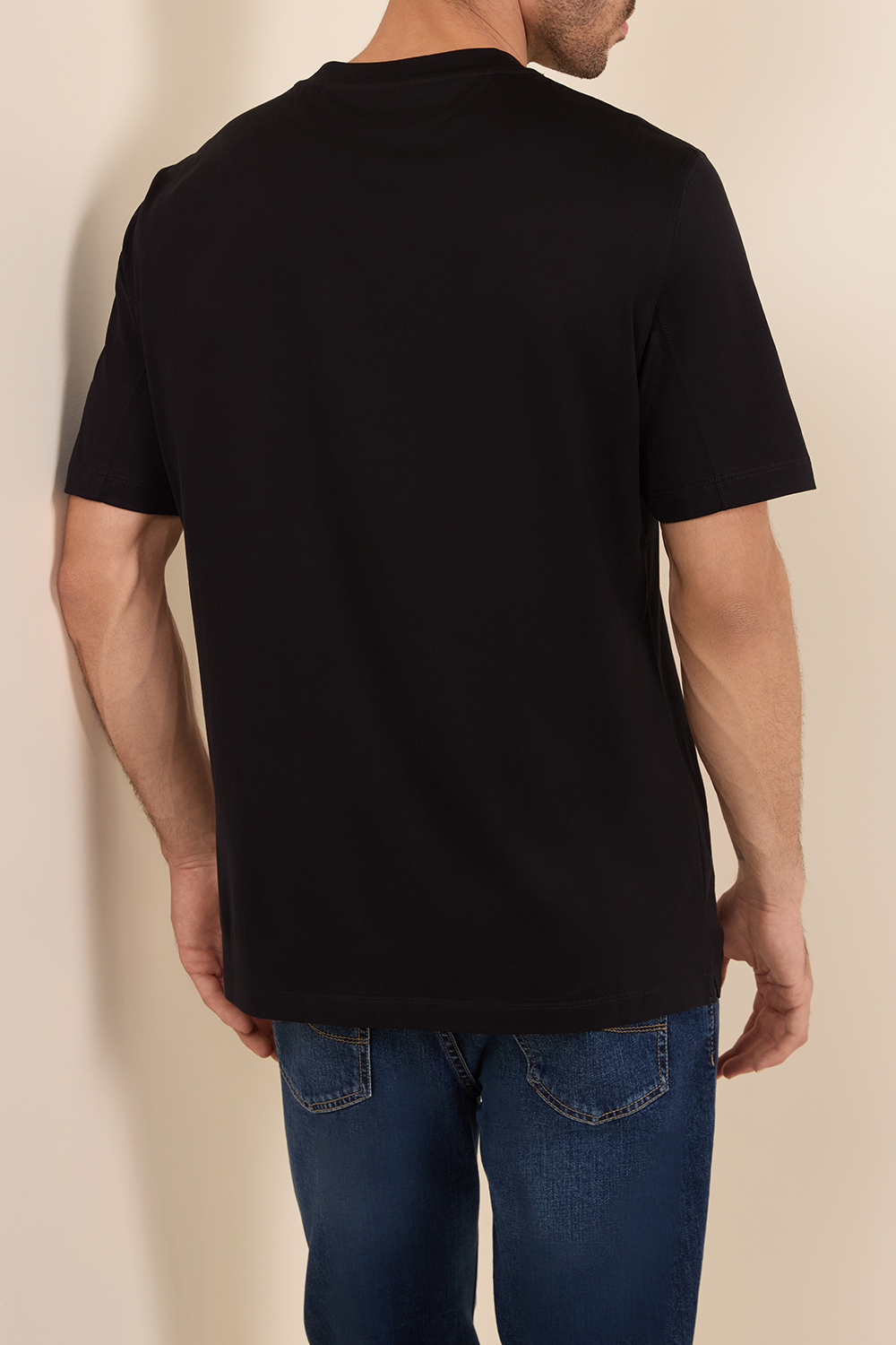 תמונת דוגמן אחורית של חולצת טי