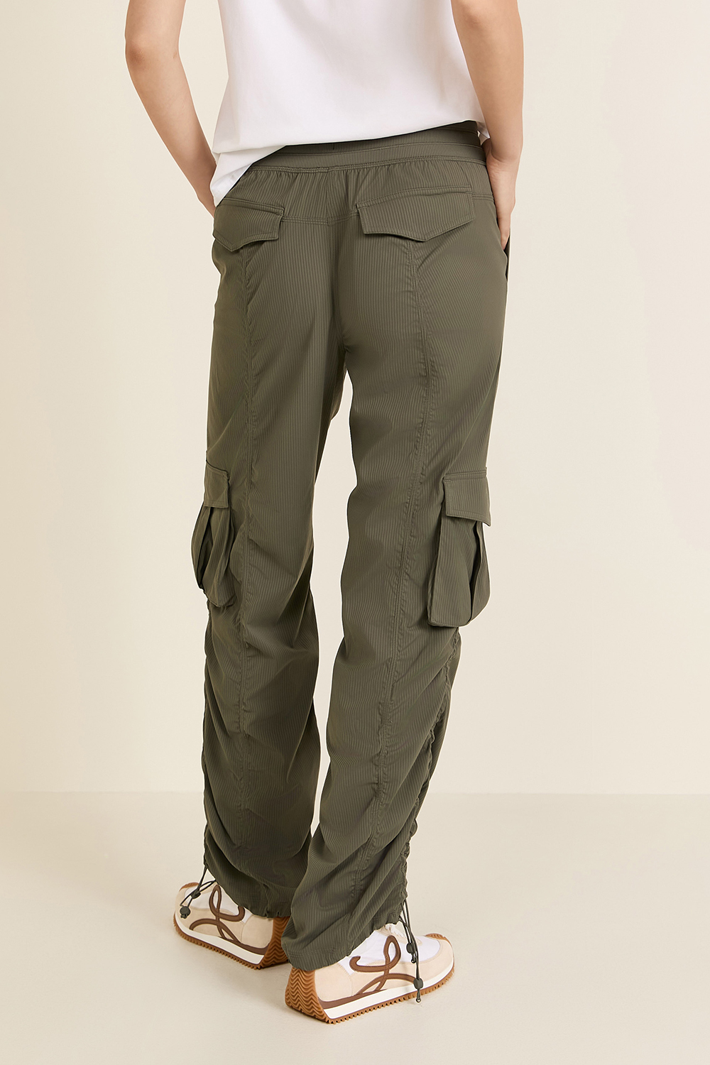 תמונת דוגמן אחורית של Dance Studio Relaxed Fit MR Cargo Pants