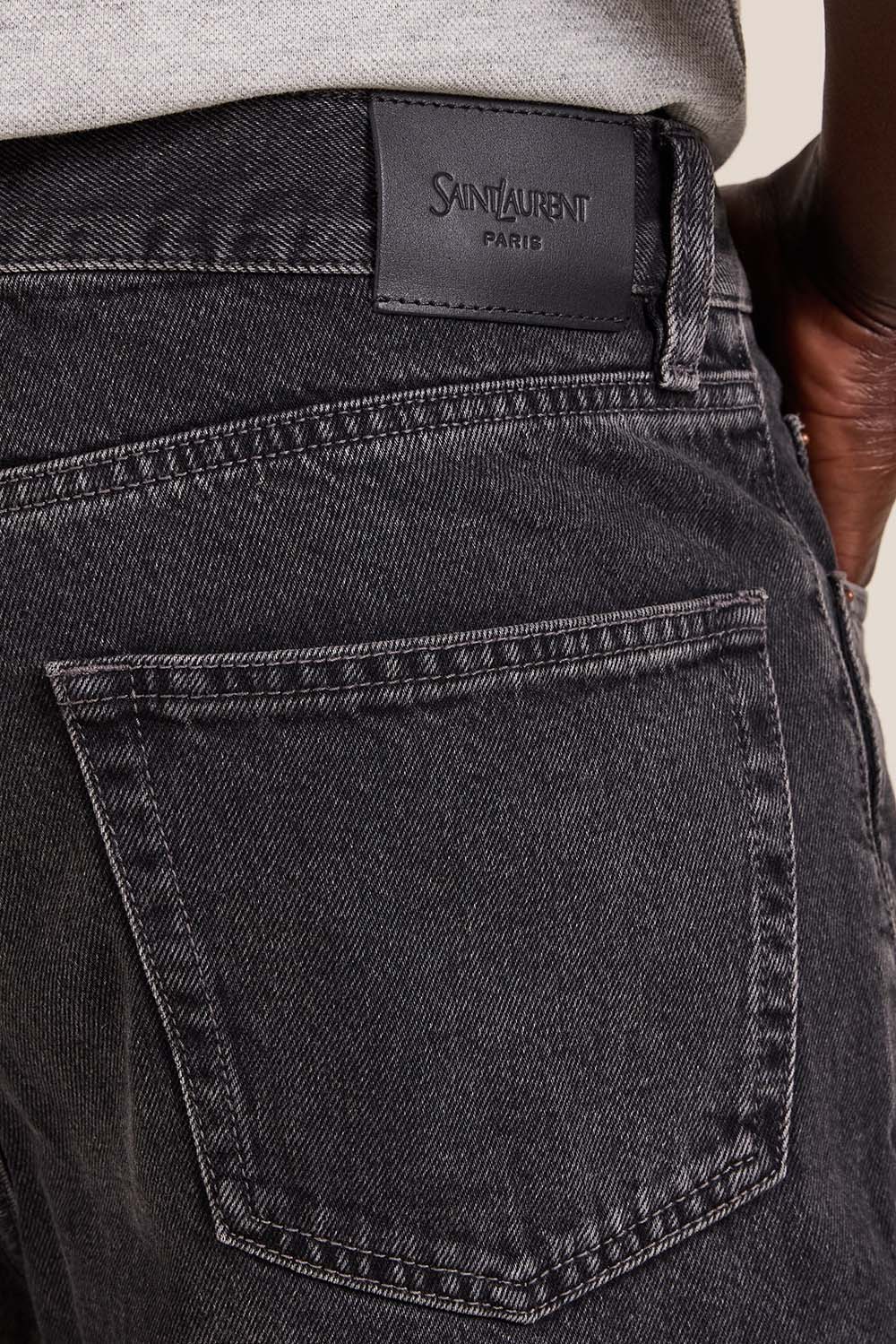 תמונת תקריב דוגמן של מכנסי ג'ינס בגזרה ישרה